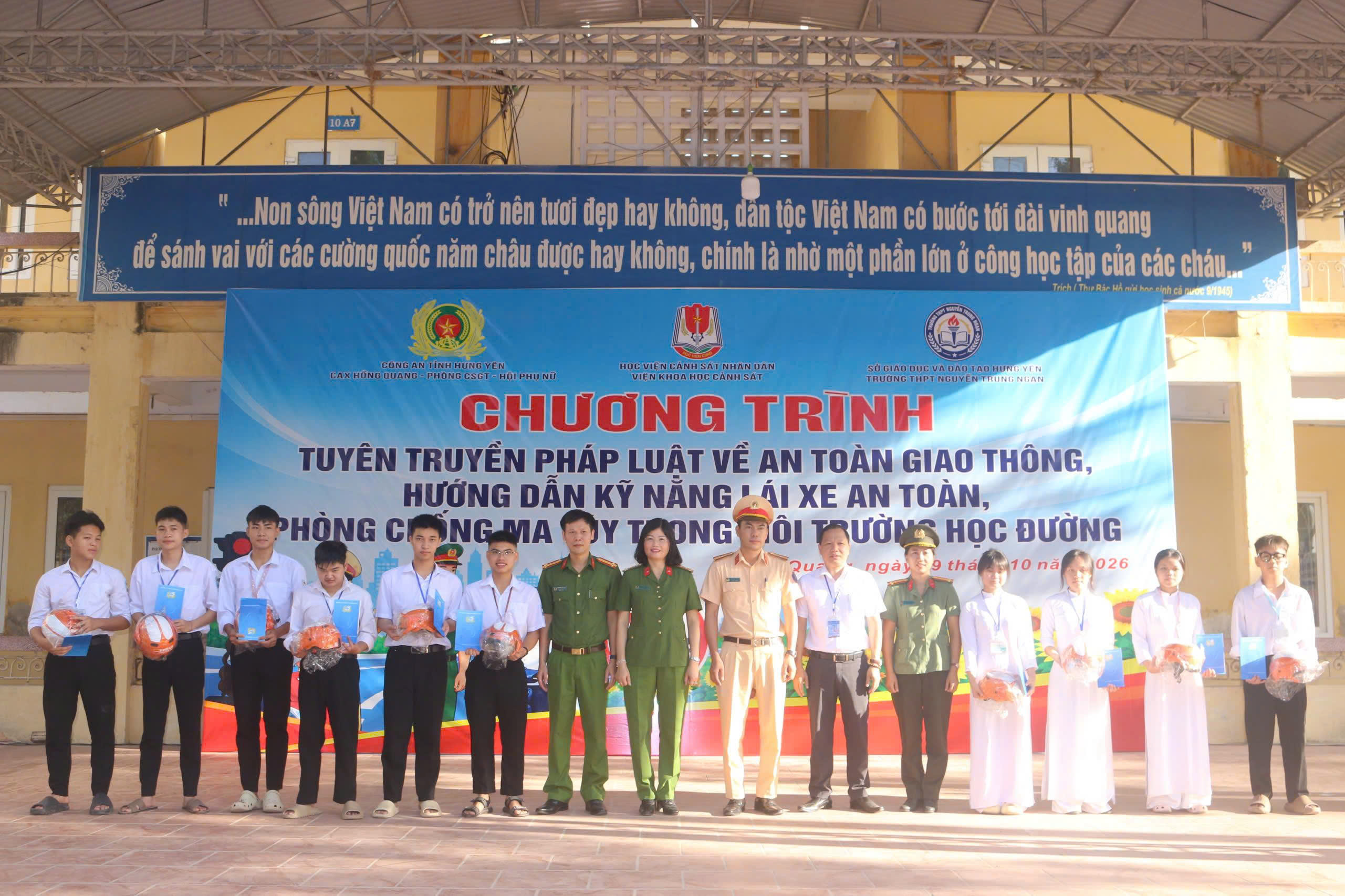 Công an xã Hồng Quang phối hợp đẩy mạnh tuyên truyền an toàn giao thông và phòng, chống ma túy tại Trường THPT Nguyễn Trung Ngạn