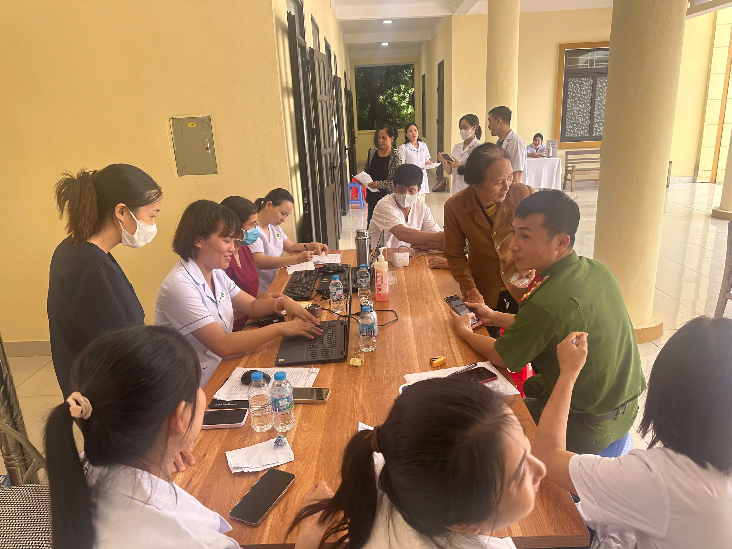 Công an xã Hồng Quang phối hợp đưa tiện ích VNeID đến gần hơn với người dân