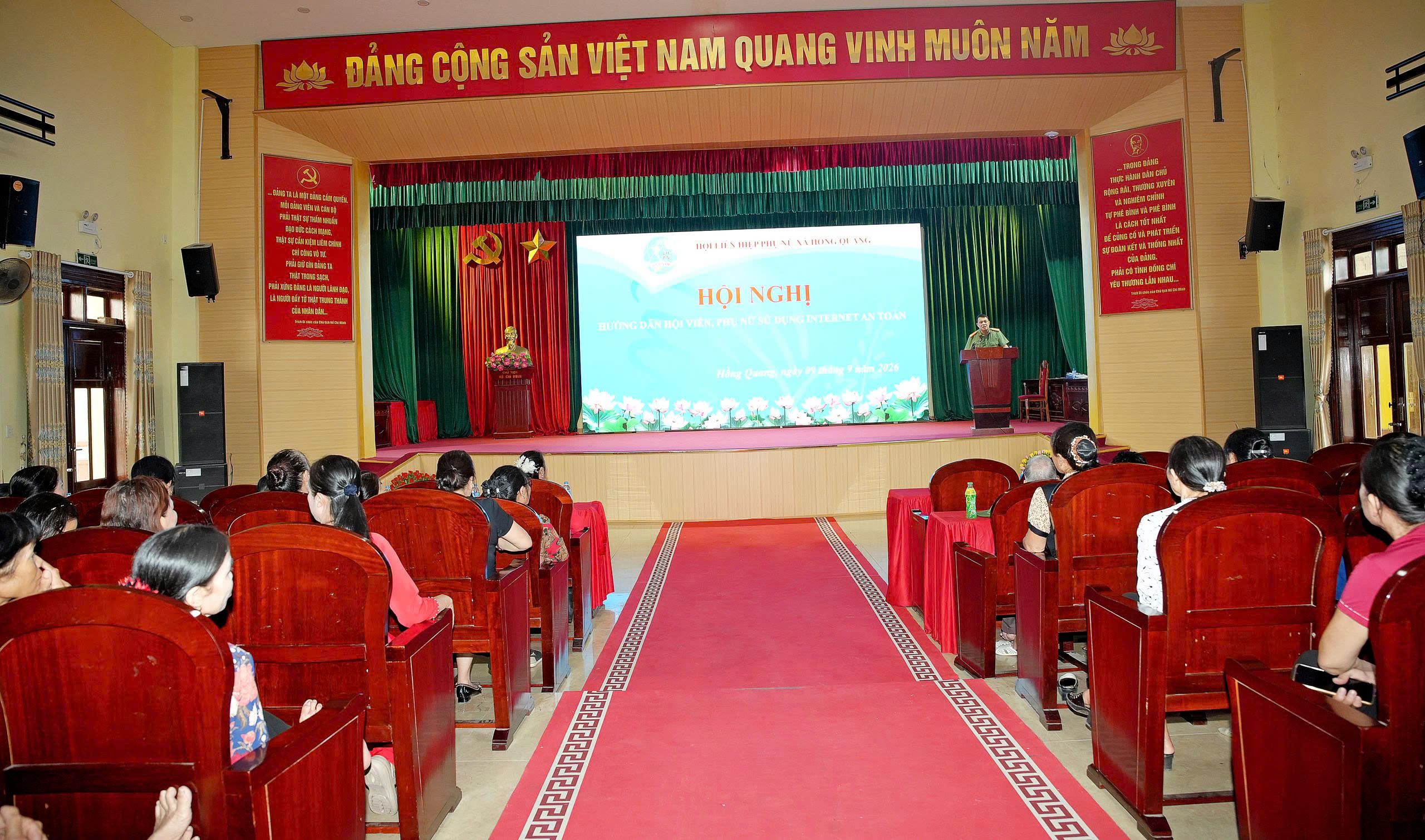 Công an xã Hồng Quang phối hợp tuyên truyền, hướng dẫn hội viên Hội phụ nữ sử dụng Internet an toàn