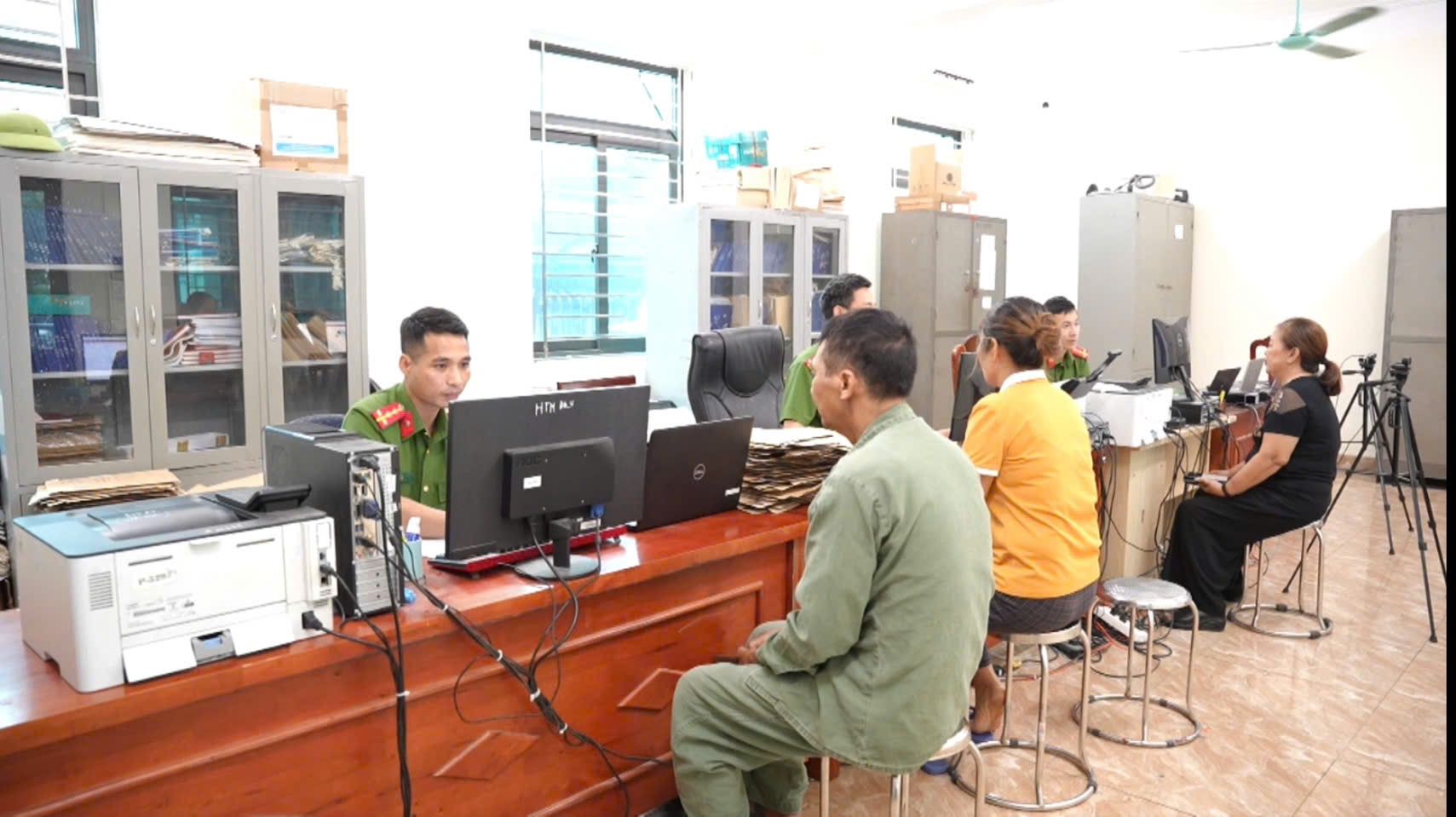 Công an xã Hồng Quang: dấu ấn 6 tháng triển khai mô hình phong trào “ba nhất” thực hiện công tác tiếp nhận hồ sơ, giải quyết thủ tục hành chính