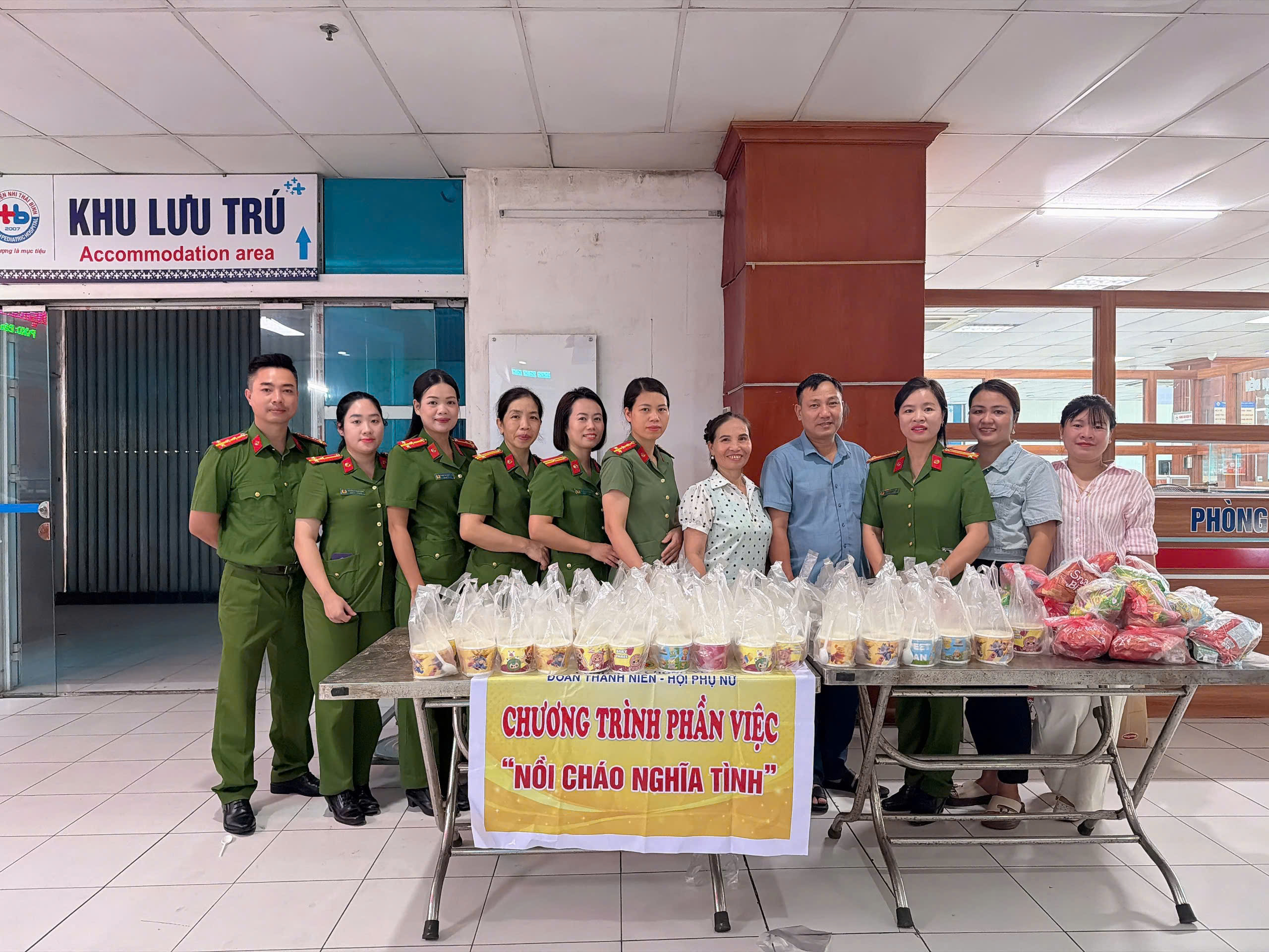 Đoàn thanh niên – Hội phụ nữ Công an xã Hồng Vũ trao tặng 150 suất cháo và quà tại Bệnh viện Nhi Thái Bình