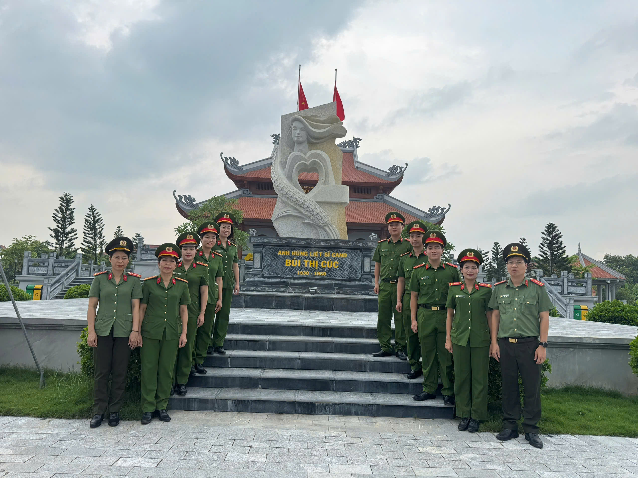 Công an xã Hồng Vũ tổ chức sinh hoạt chính trị tại khu lưu niệm Anh hùng liệt sĩ CAND Bùi Thị Cúc
