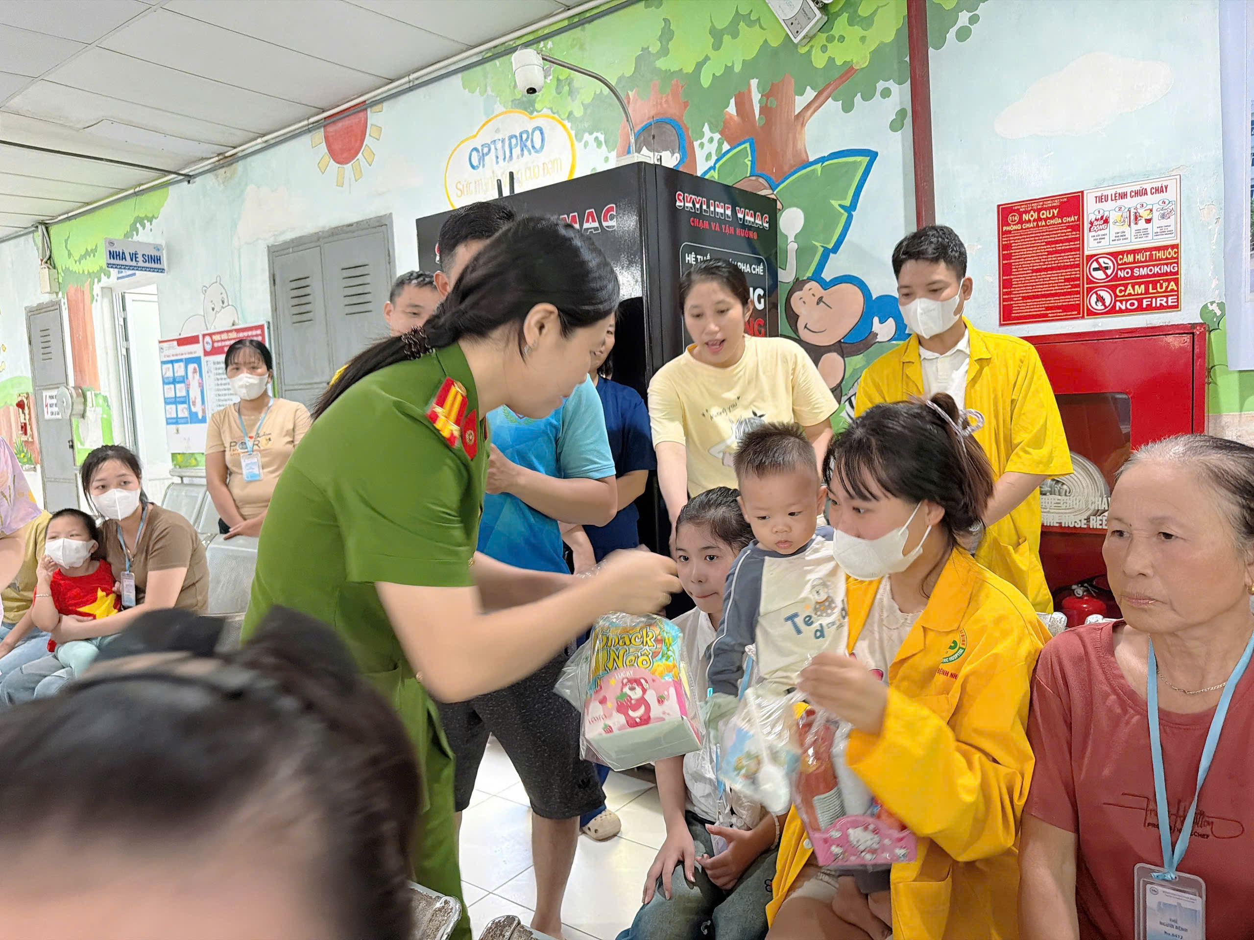 Đoàn thanh niên, Hội phụ nữ Công an xã Hồng Vũ phát cháo thiện nguyện và trao quà Trung thu tại Bệnh viện Nhi Thái Bình