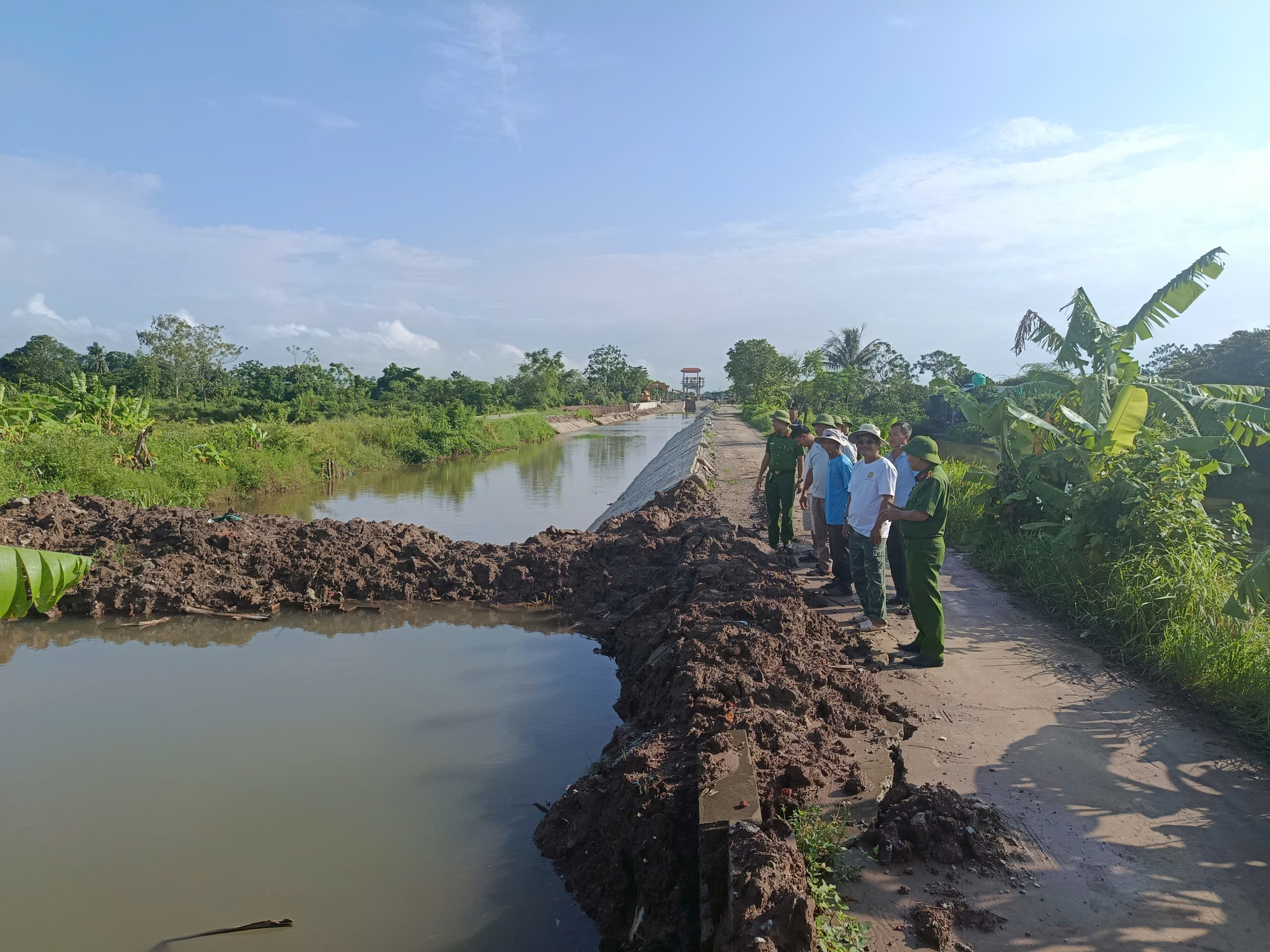 Công an xã Hồng Vũ chủ động triển khai các biện pháp ứng phó, tăng cường công tác tuần tra, kiểm soát trên toàn bộ tuyến đê thuộc địa bàn quản lý