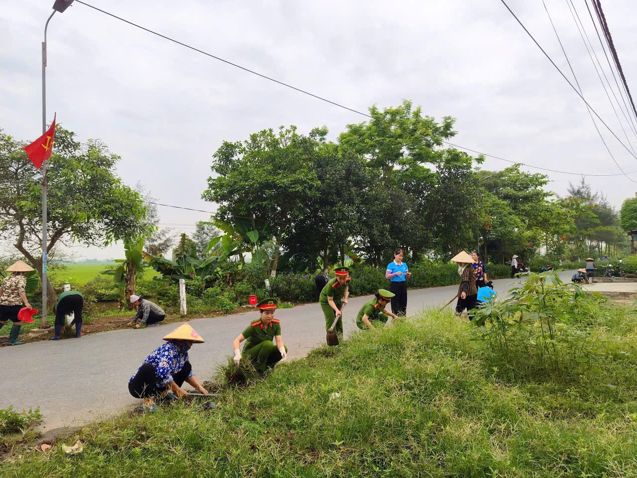 Chi hội Phụ nữ Công an xã Hồng Vũ phối hợp cùng Phụ nữ các thôn ra quân tổng vệ sinh môi trường, làm sạch các tuyến đường liên thôn