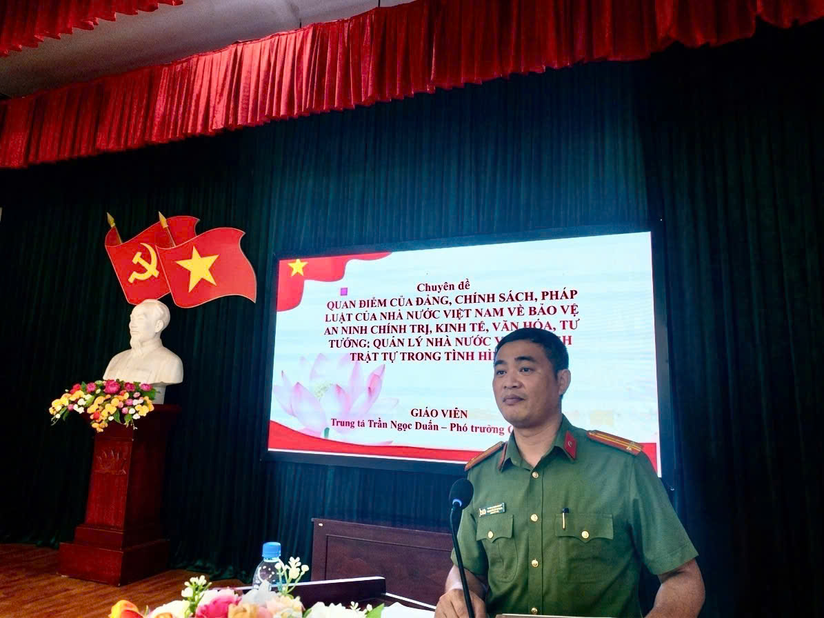 Công an xã Hồng Vũ phối hợp bồi dưỡng kiến thức Quốc phòng và an ninh cho đối tượng 4 trên địa bàn xã