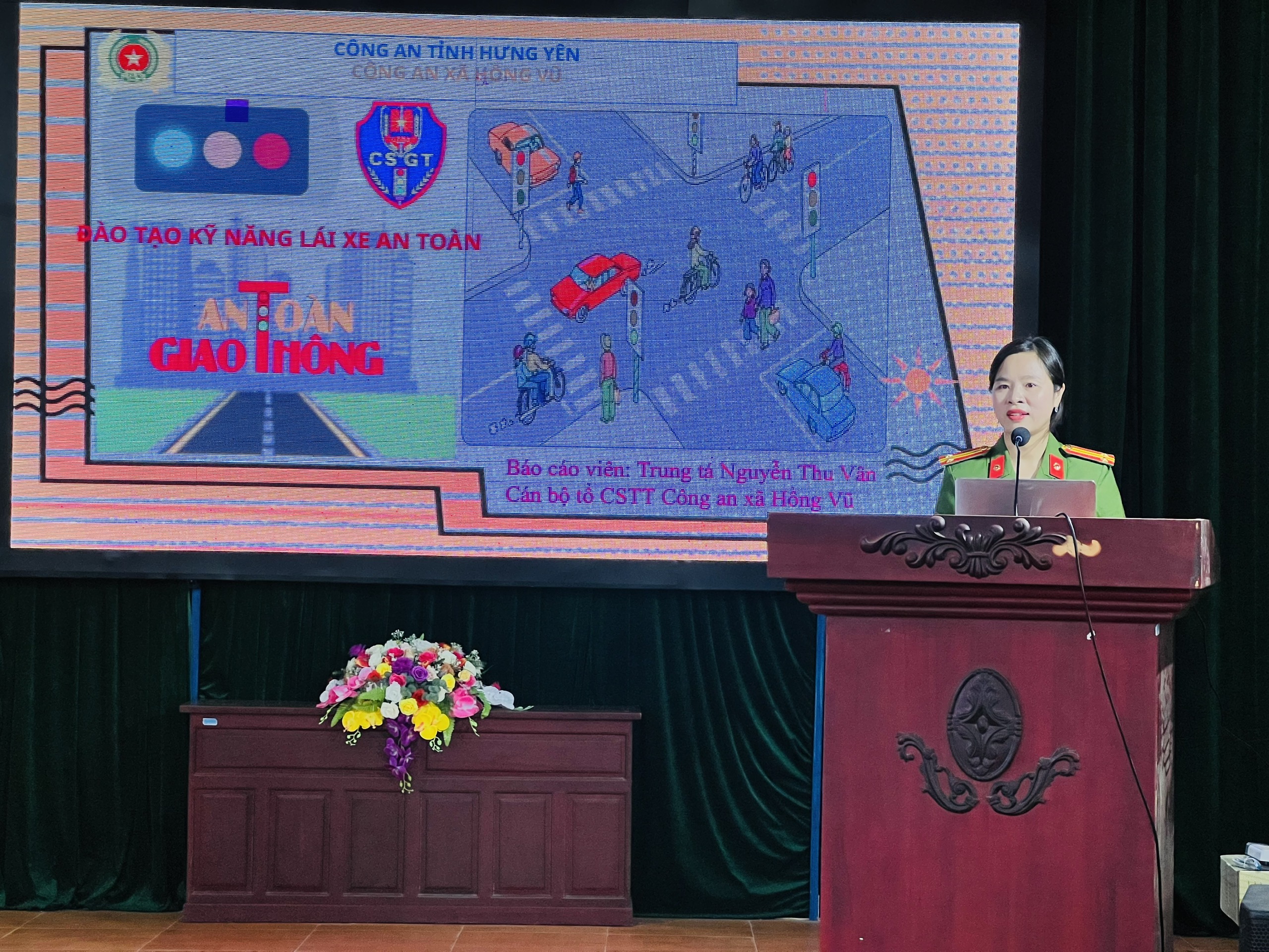 Công an xã Hồng Vũ tổ chức tập huấn kỹ năng lái xe an toàn cho người dân