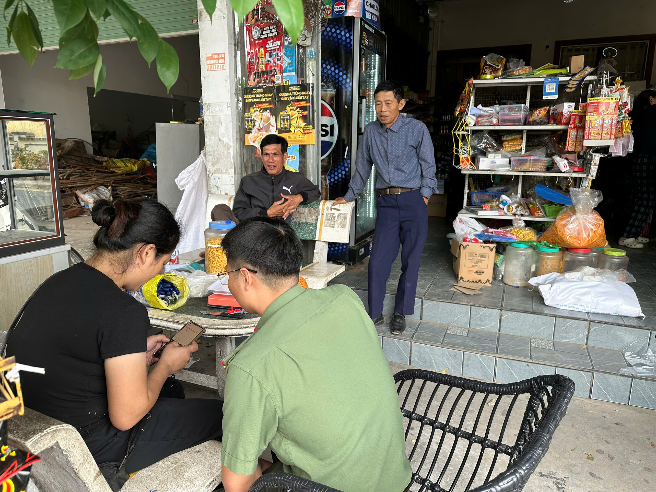 Công an xã Hồng Vũ triển khai đợt cao điểm thu nhận tài khoản định danh điện tử; làm sạch dữ liệu phương tiện và kích hoạt tài khoản an sinh xã hội cho Nhân dân