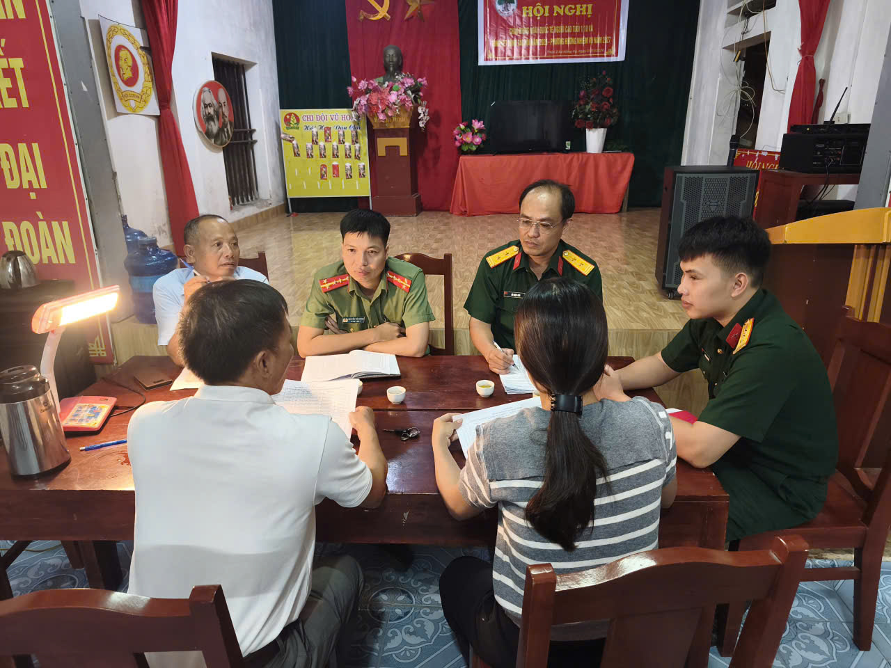 Công an xã Hồng Vũ phối hợp với Ban Chỉ huy Quân sự xã rà soát nguồn công dân trong độ tuổi thực hiện nghĩa vụ quân sự cho mùa tuyển quân năm 2027