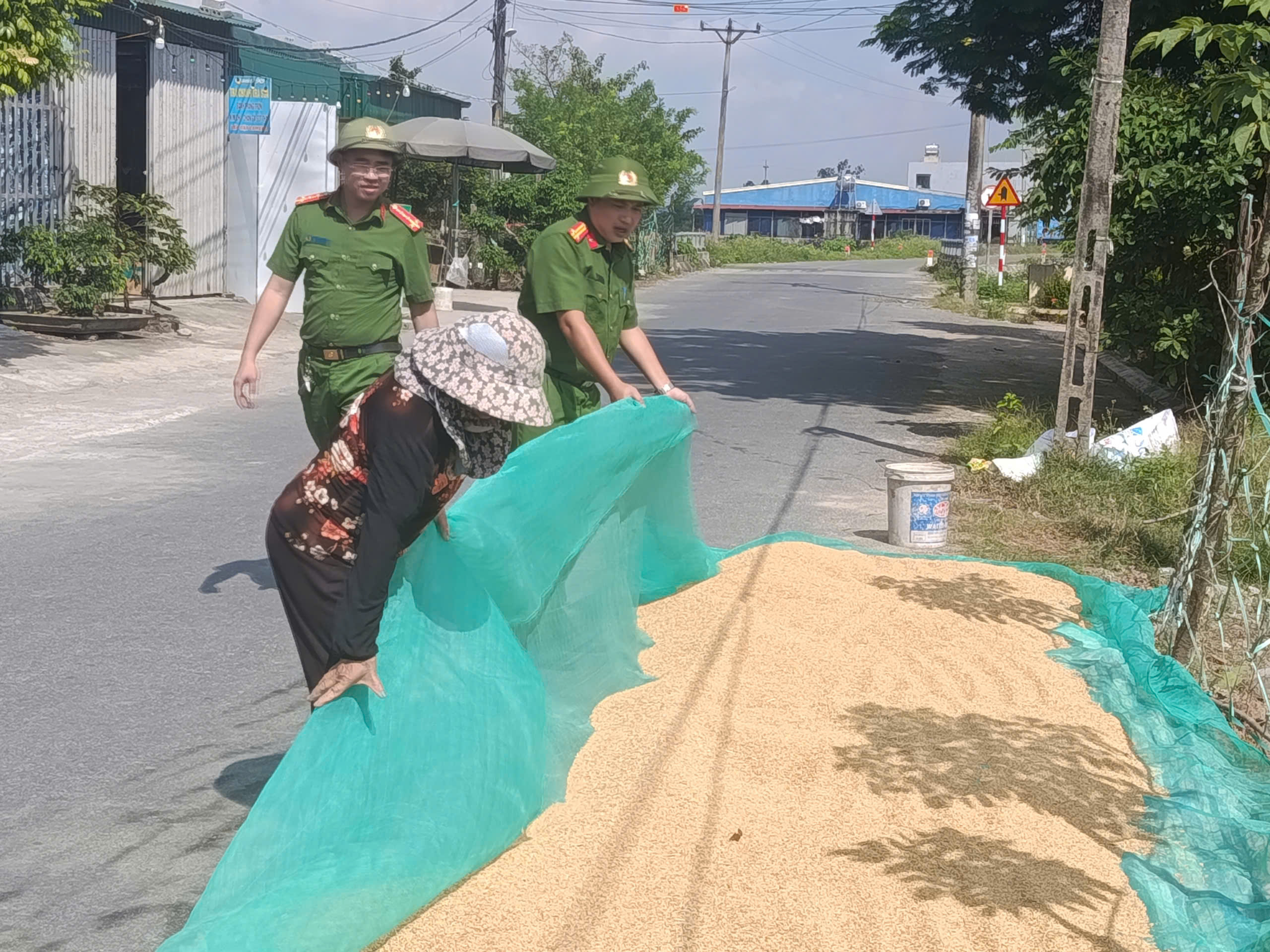 Công an xã Hồng Vũ đổi mới tuyên truyền, ký cam kết 100% hộ kinh doanh và kiên quyết xử lý vi phạm trật tự an toàn giao thông, lòng đường, vỉa hè