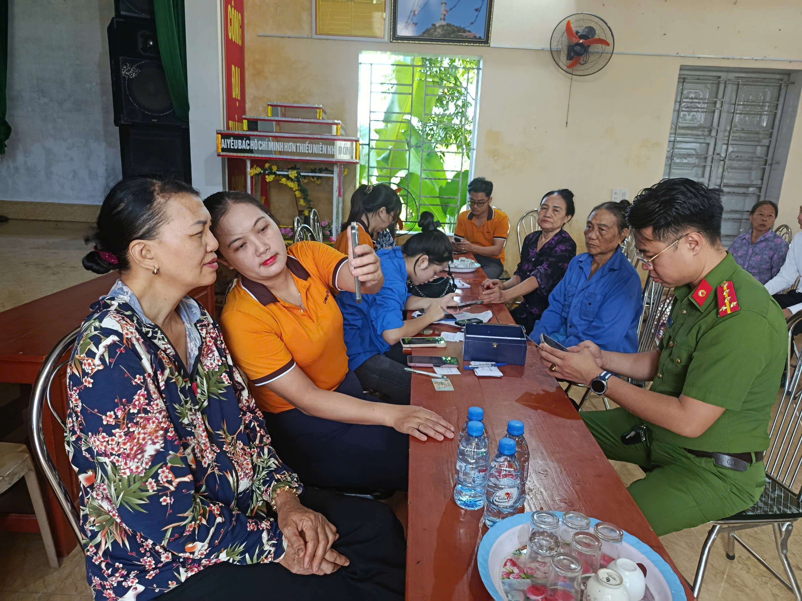 Công an xã Hồng Vũ đẩy mạnh chuyển đổi số, phối hợp kích hoạt tài khoản an ninh xã hội cho toàn dân