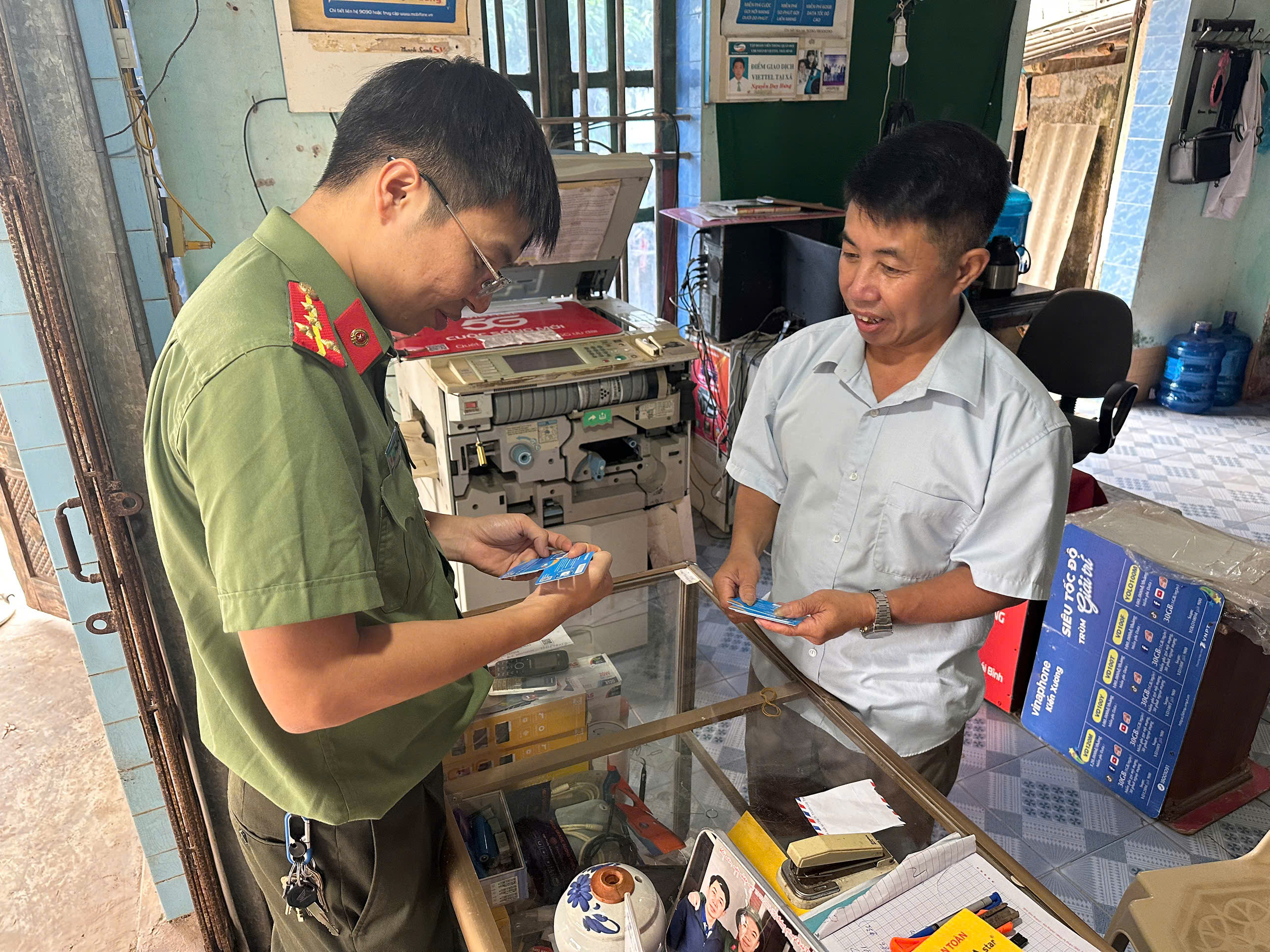 Công an xã Hồng Vũ tuyên truyền Luật Bảo vệ dữ liệu cá nhân đối với các hộ kinh doanh dịch vụ viễn thông trên địa bàn