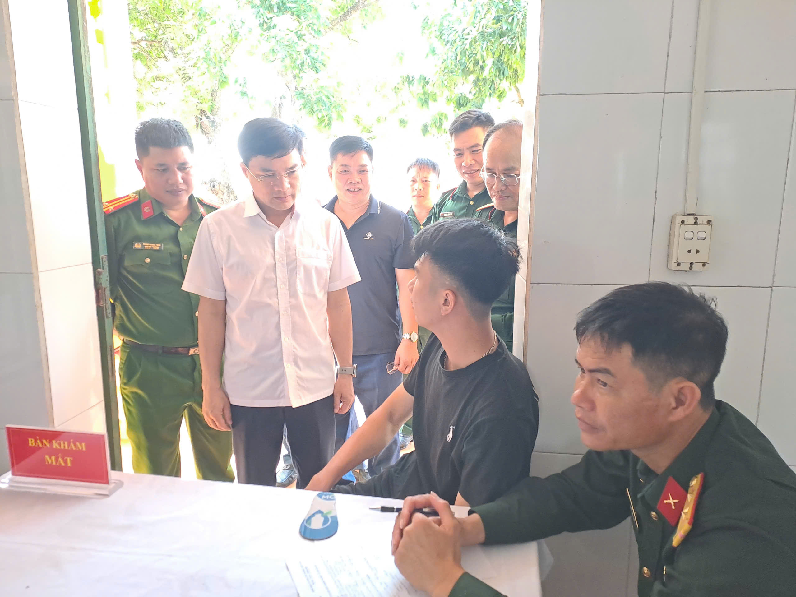 Công an xã Hồng Vũ phối hợp bảo đảm an ninh, trật tự phục vụ khám sơ tuyển nghĩa vụ quân sự năm 2027