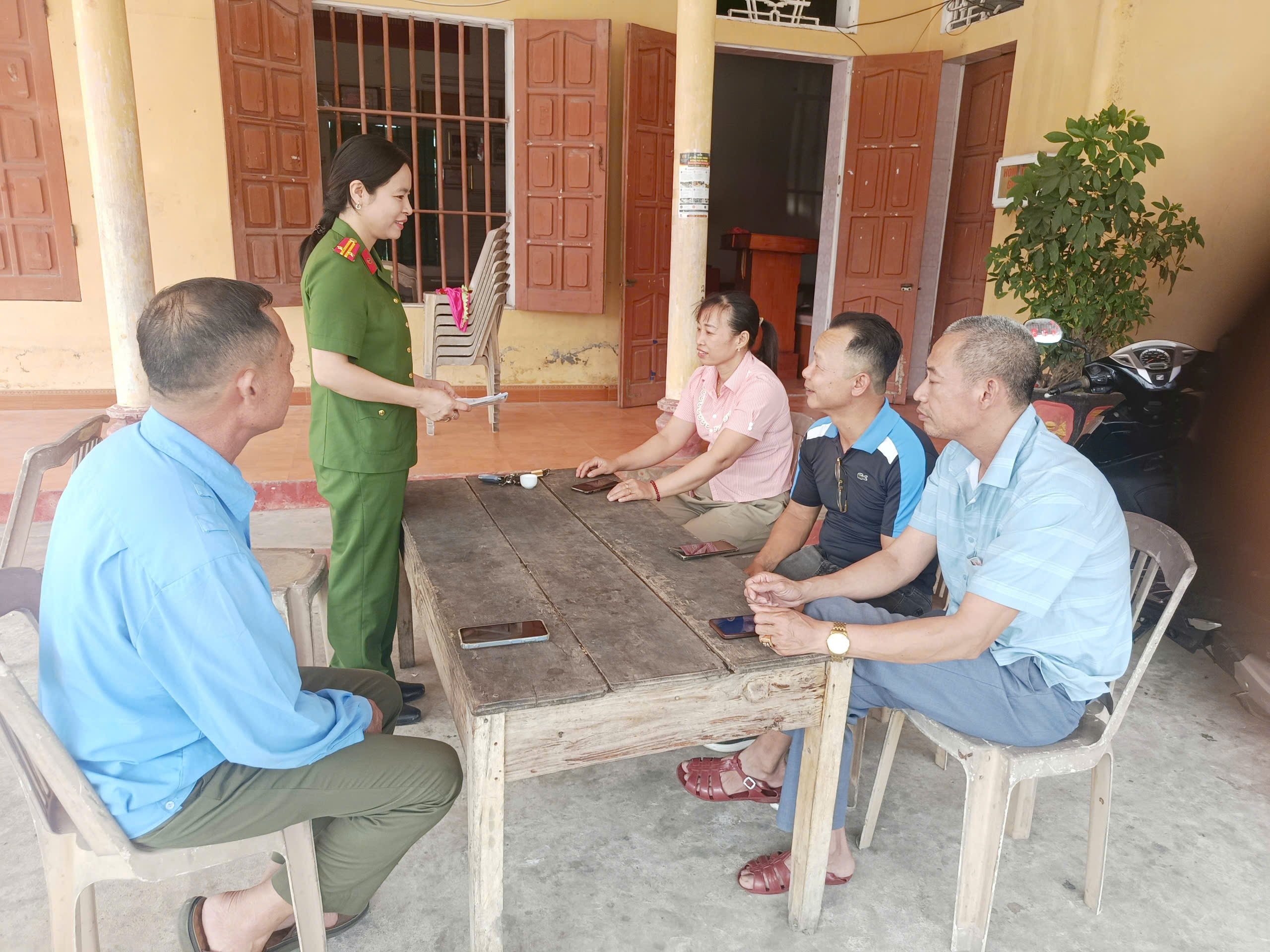 Chi hội phụ nữ Công an xã Hồng Vũ xung kích bảo đảm an ninh trật tự và tuyên truyền hội nghị bầu trưởng thôn và thanh tra nhân dân nhiệm kỳ 2026–2031