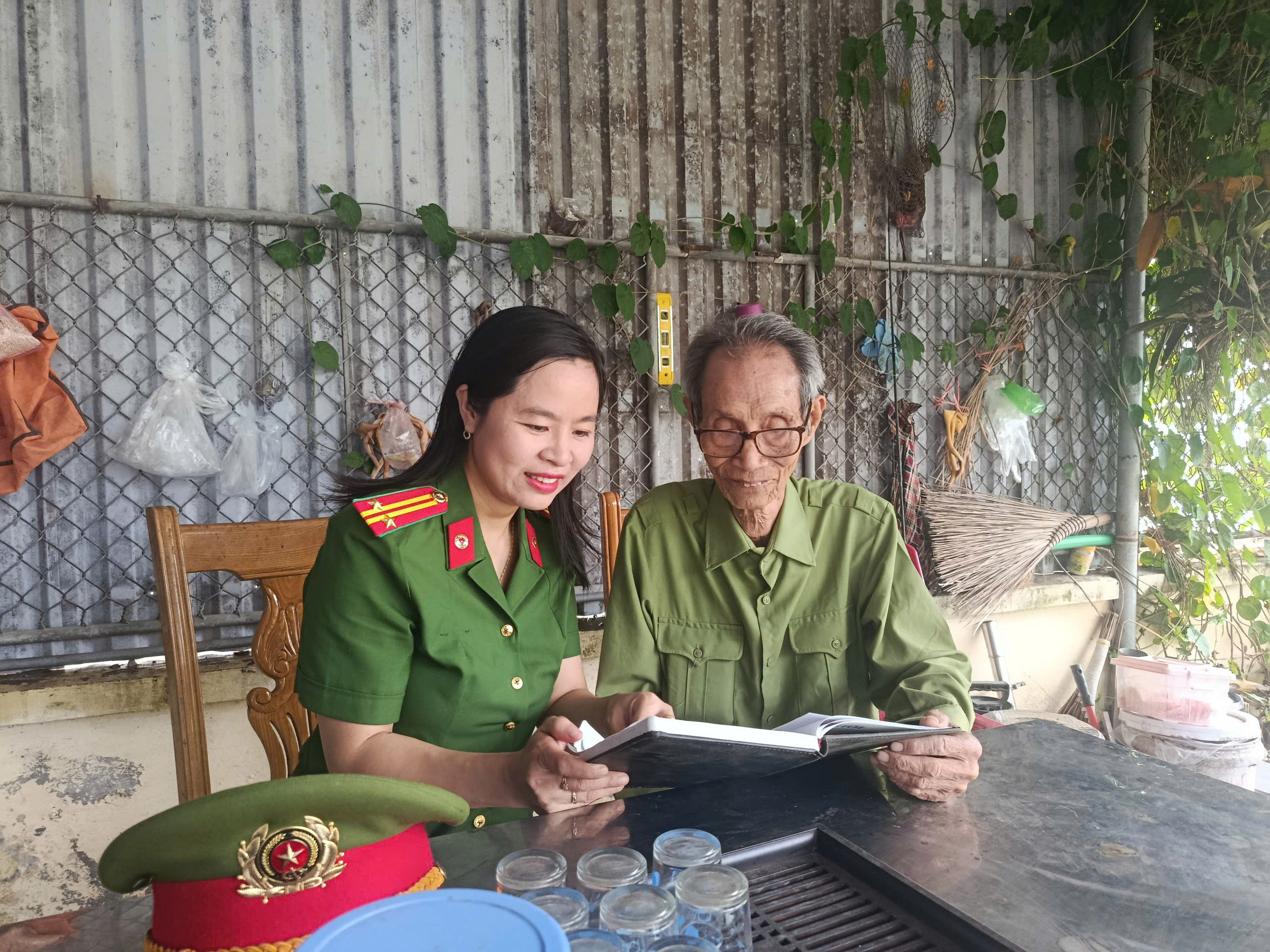 Đảng viên lão thành 70 năm tuổi Đảng trọn đời cống hiến, điểm tựa vững chắc trong phong trào bảo vệ an ninh Tổ quốc