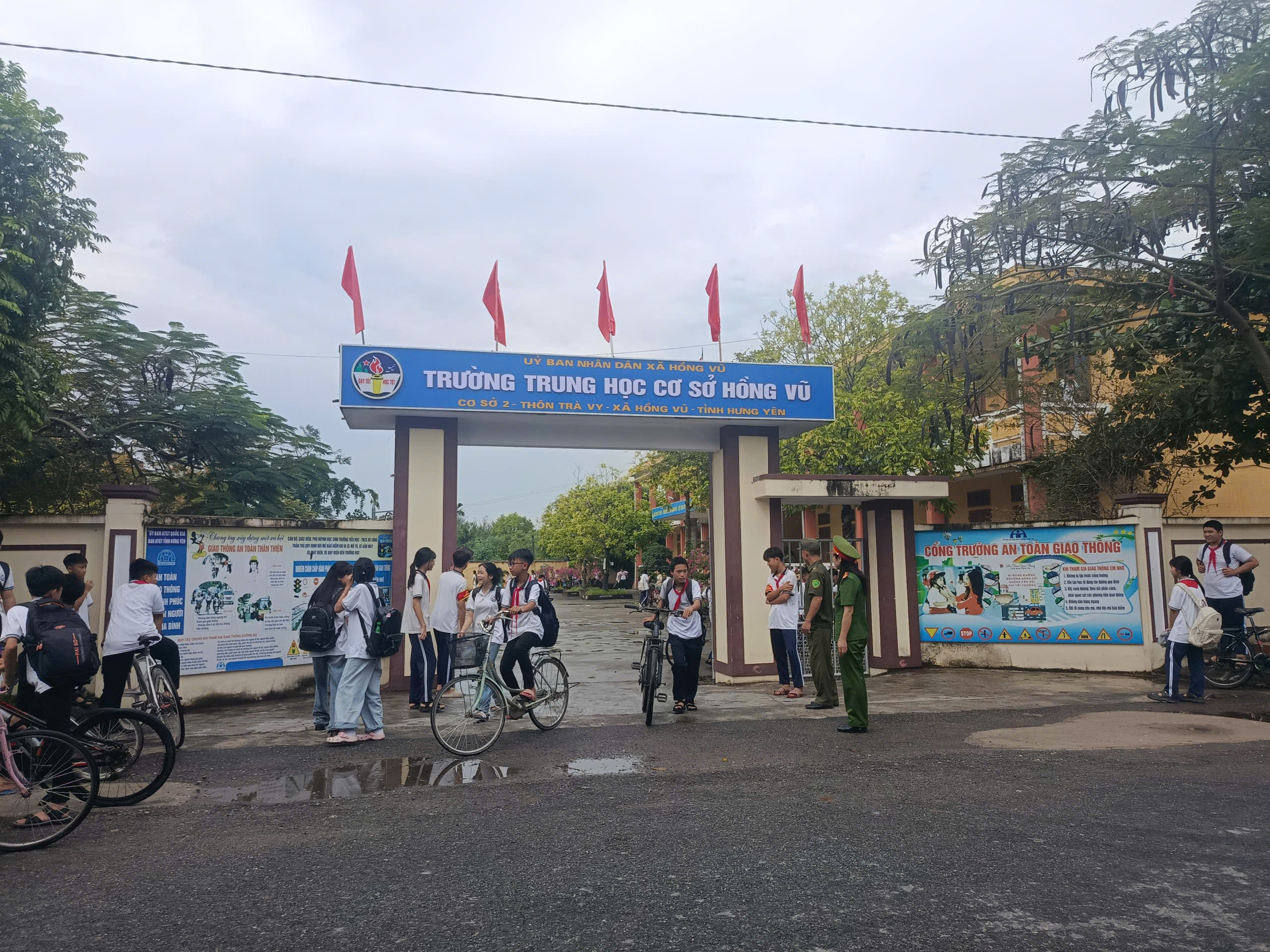 Công an xã Hồng Vũ: Duy trì hiệu quả mô hình “Cổng trường an toàn giao thông” tại trường THCS Vũ Công