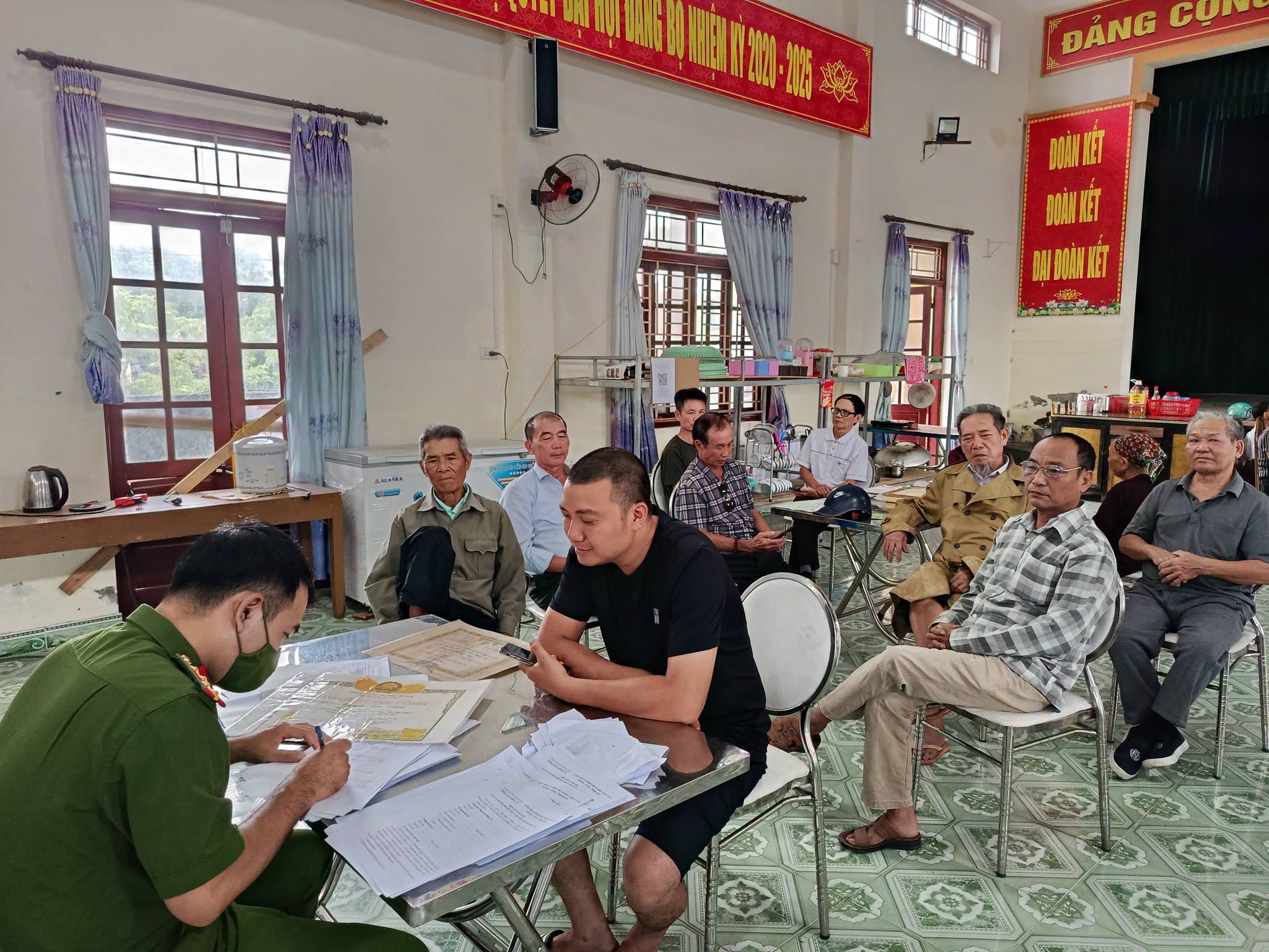 Công an xã Hồng Vũ nối dài hành trình tìm lại tên cho các liệt sĩ