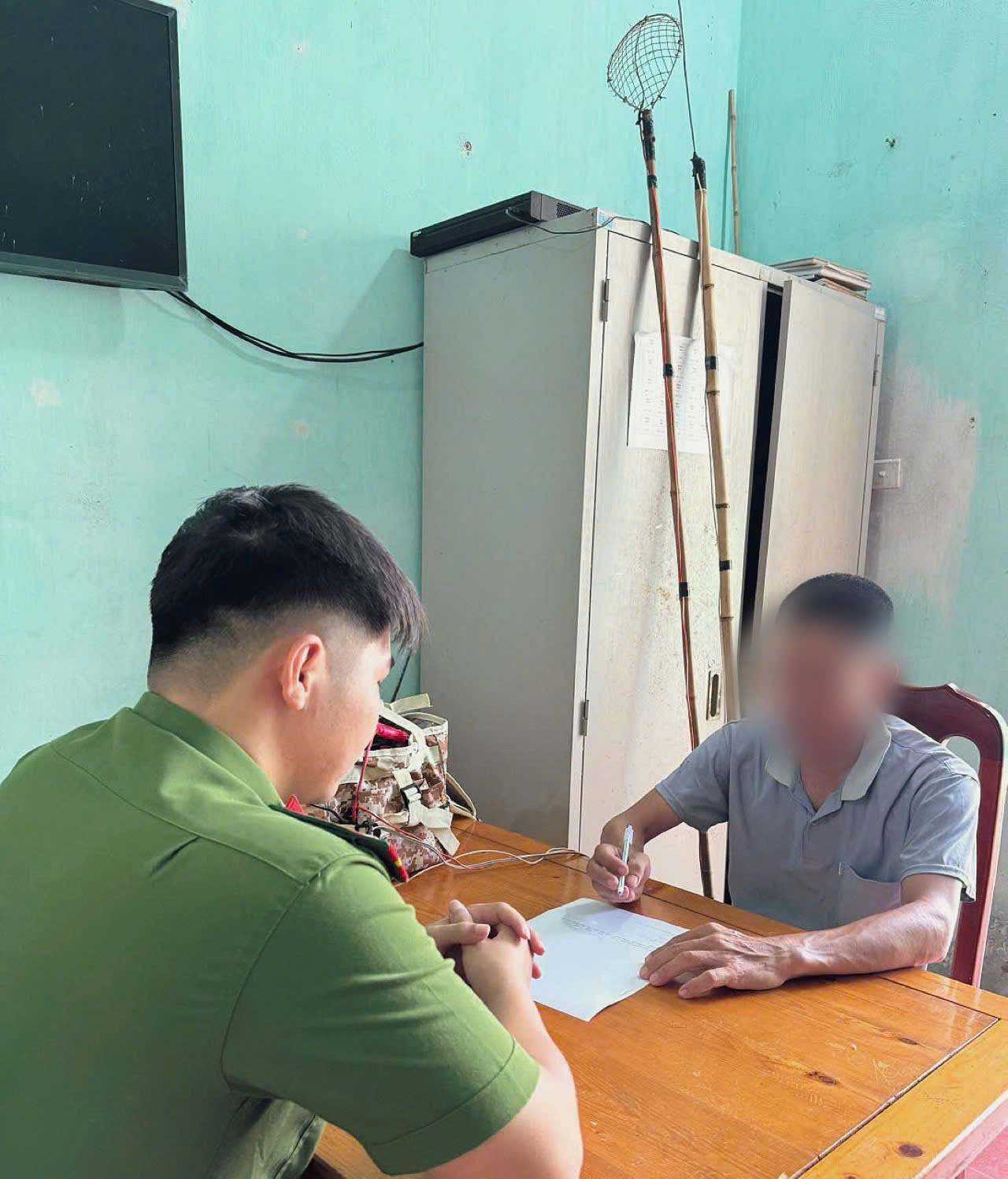 Công an xã Hồng Vũ xử lý trường hợp kích cá bằng điện tiềm ẩn nguy cơ mất an toàn tính mạng người dân