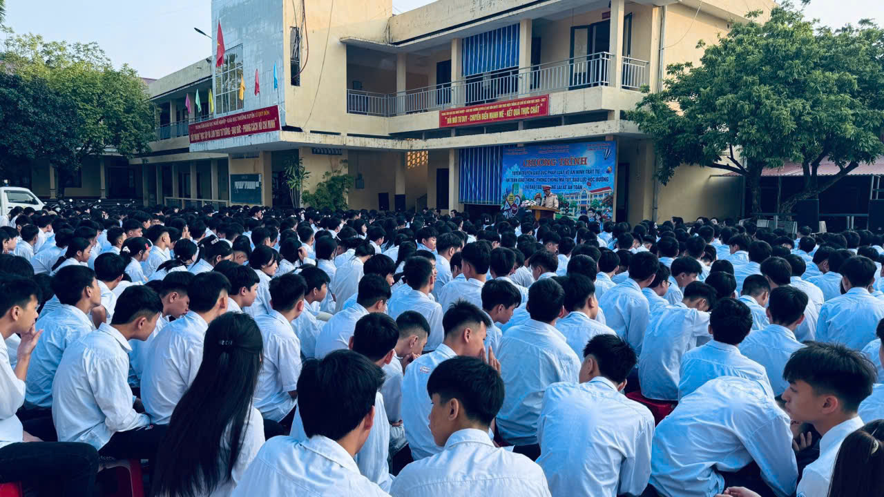 Công an xã Hưng Hà phối hợp tuyên truyền pháp luật, giáo dục kỹ năng sống và lái xe an toàn cho học sinh