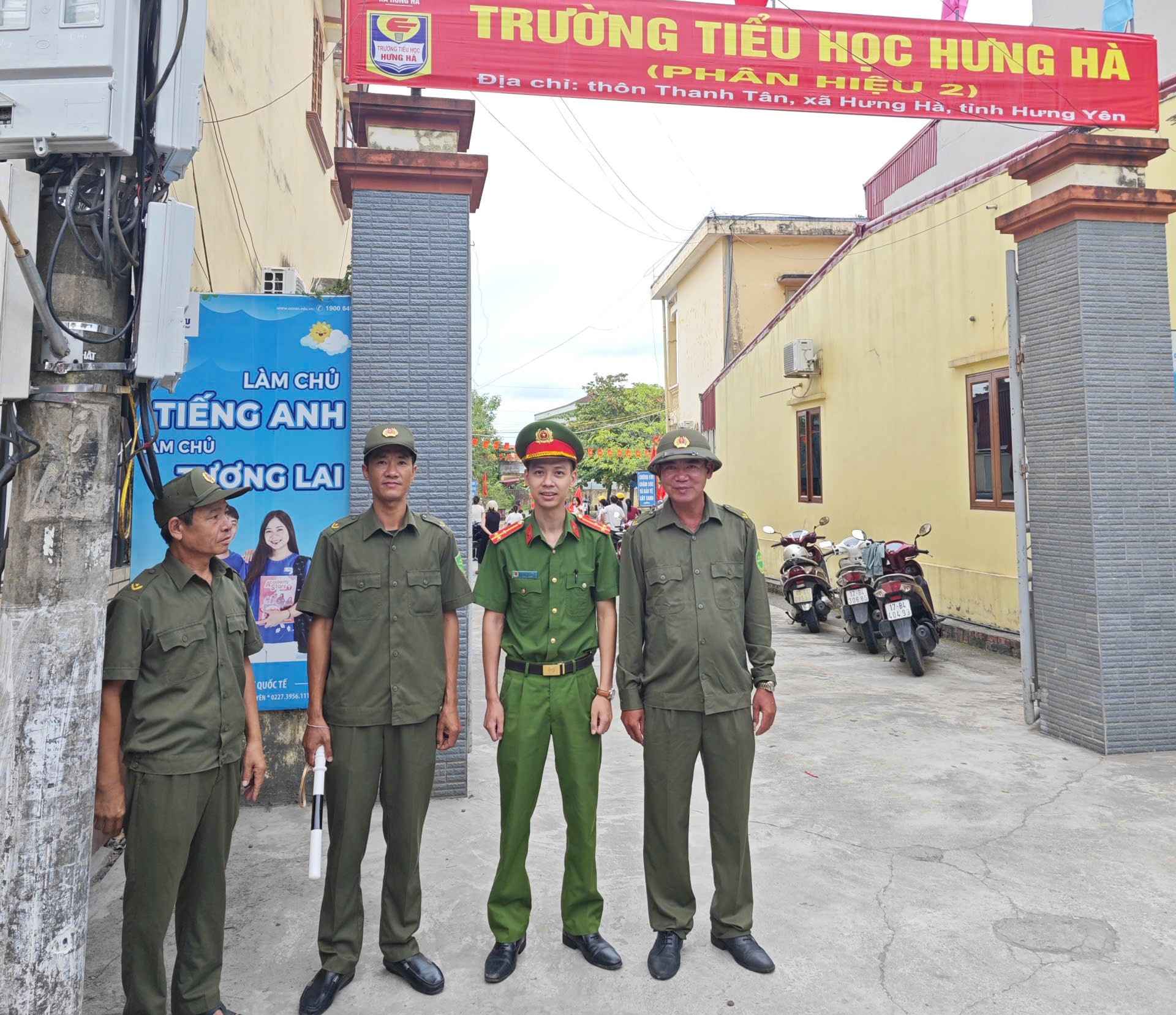 Công an xã Hưng Hà ra quân bảo đảm an ninh, trật tự dịp khai giảng năm học mới 2026 -2027