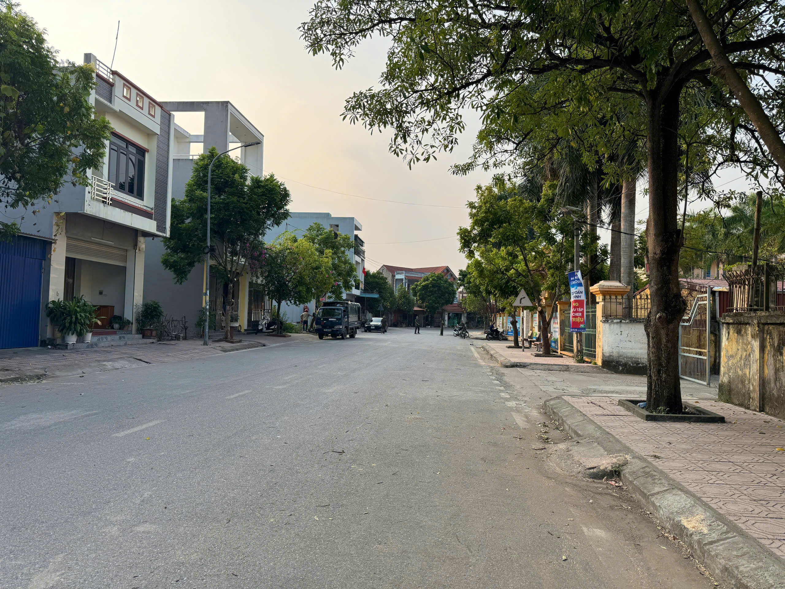 Công an xã Hưng Hà ra quân giải tỏa hành lang an toàn giao thông tại các cổng trường học