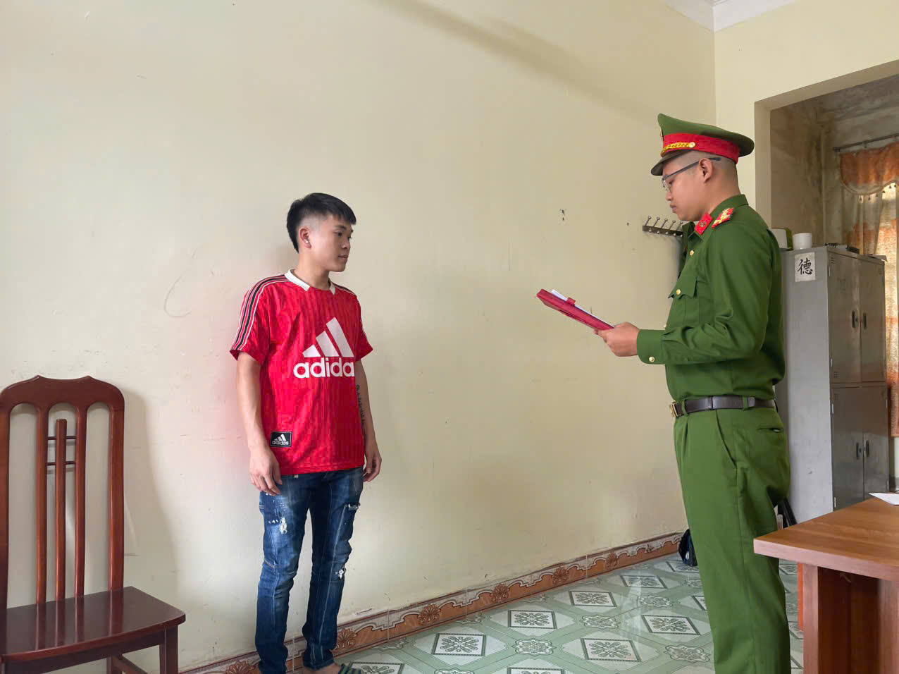 Công an xã Hưng Hà phối hợp phát hiện cửa hàng kinh doanh hàng hóa giả mạo nhãn hiệu trị giá hơn 222 triệu đồng