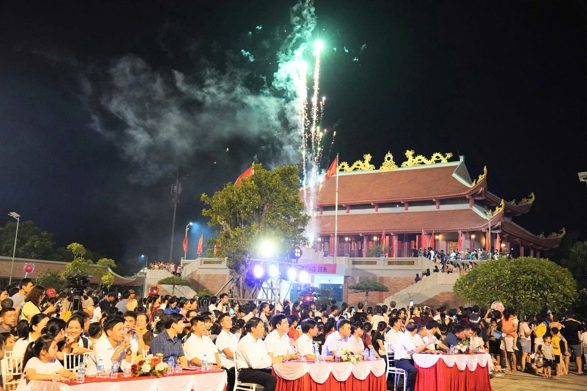 Toàn cảnh Đêm hội trăng rằm tại Quảng trường Long Hưng tối ngày 22/9/2026
