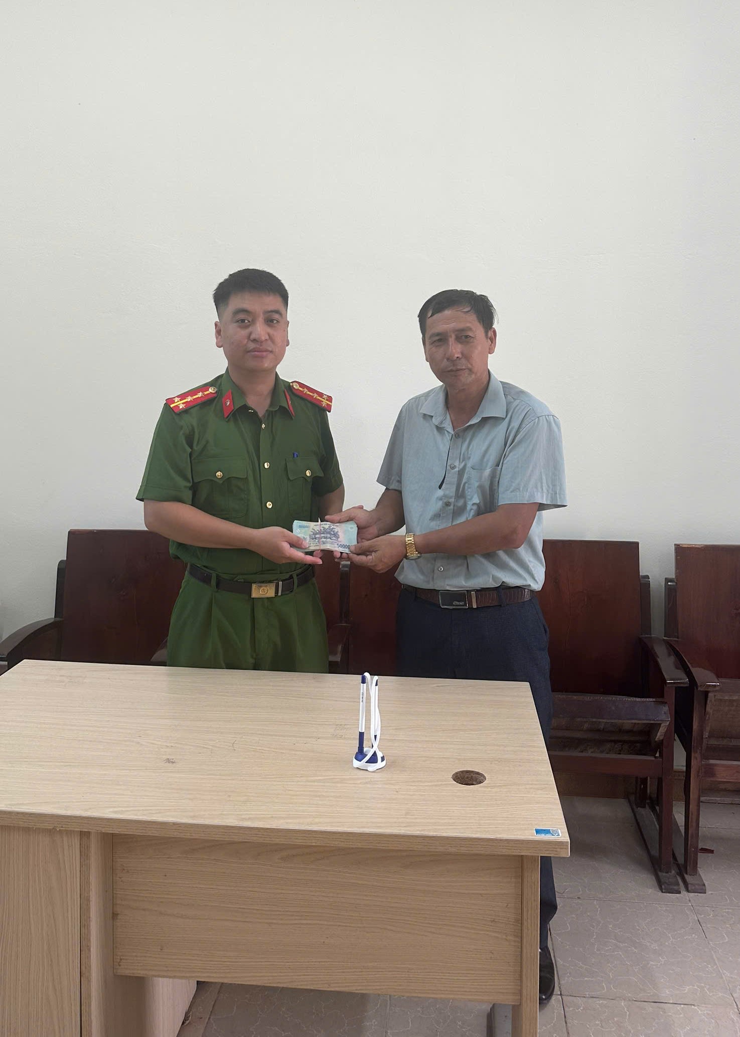Công an xã Hưng Phú ứng dụng dữ liệu dân cư, hỗ trợ người dân trả lại tài sản chuyển nhầm tài khoản.