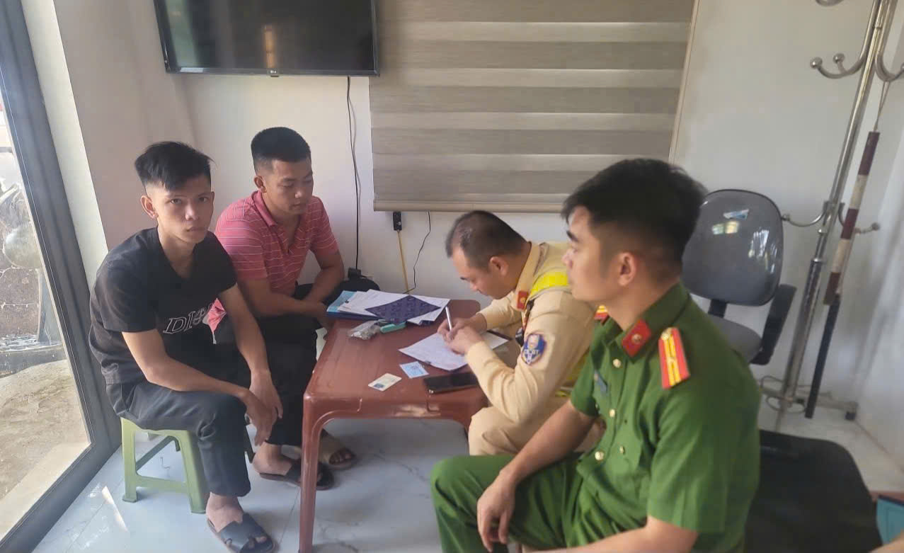Công an xã Hưng Phú phối hợp xử lý phạt nguội vi phạm trật tự an toàn giao thông, cảnh tỉnh nâng cao ý thức cho thanh thiếu niên.