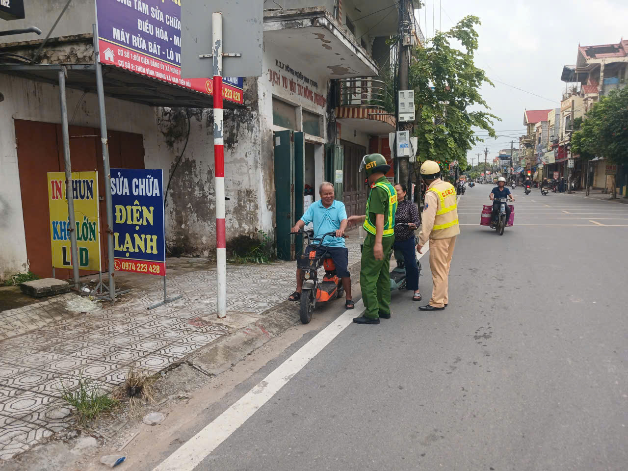 Công an xã Hưng Phú phối hợp, trực tiếp tuyên truyền, hướng dẫn an toàn giao thông cho người cao tuổi.