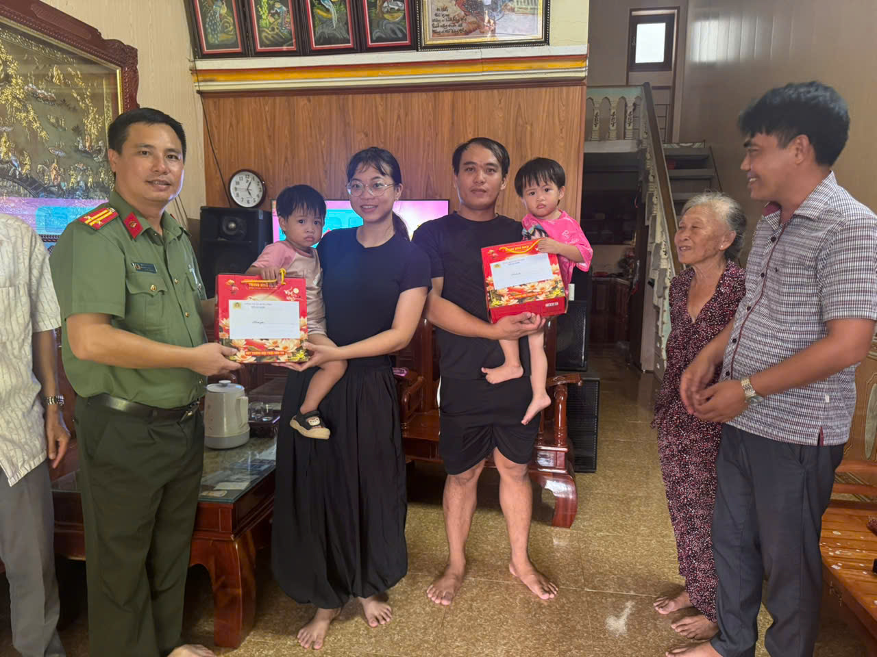 Công an xã Hưng Phú tổ chức thăm, tặng quà cho các cháu thiếu nhi có hoàn cảnh đặc biệt khó khăn nhân dịp tết trung thu năm 2026.