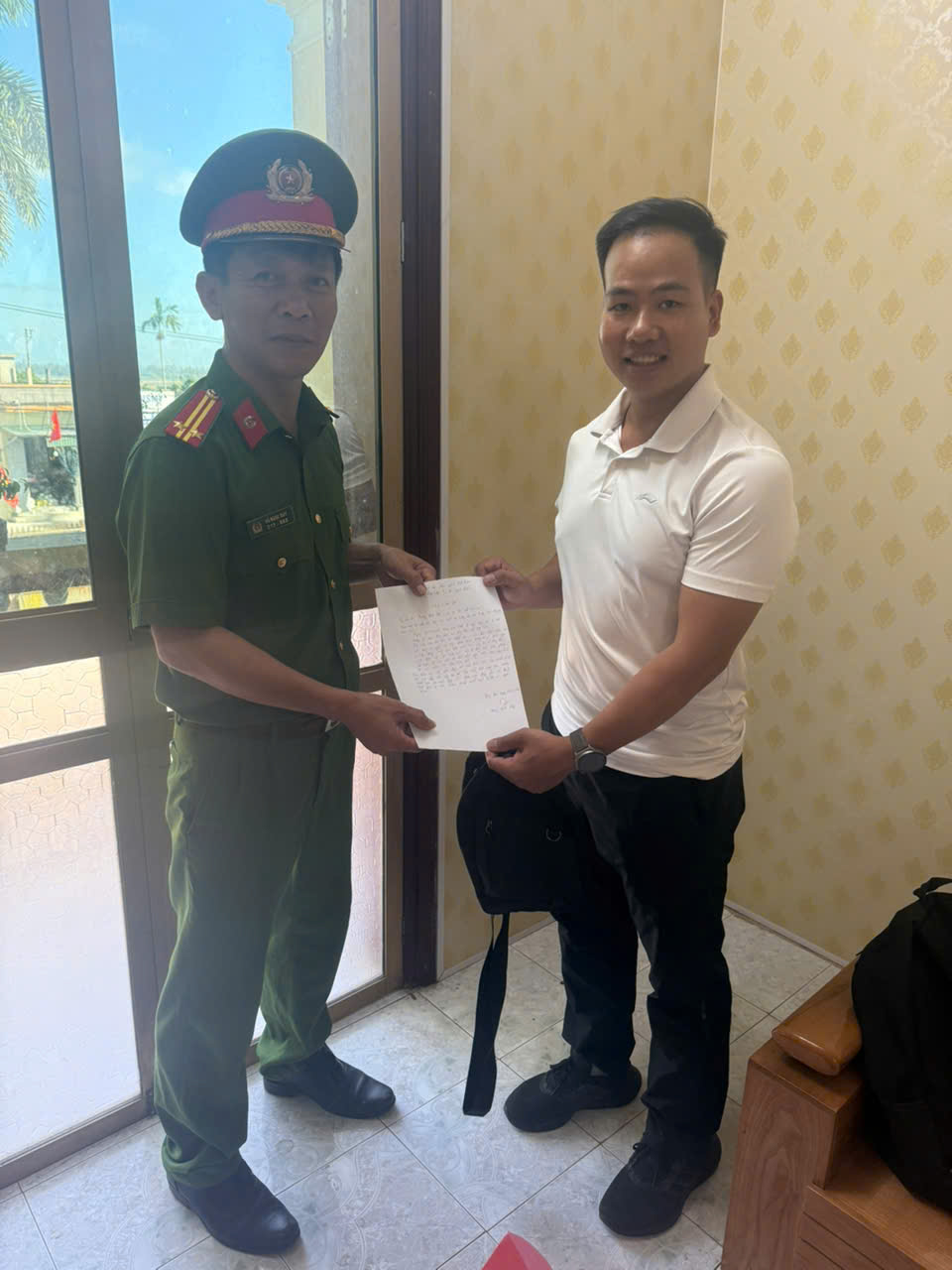 Công an xã Hưng Phú trao trả tài sản cho người đánh rơi