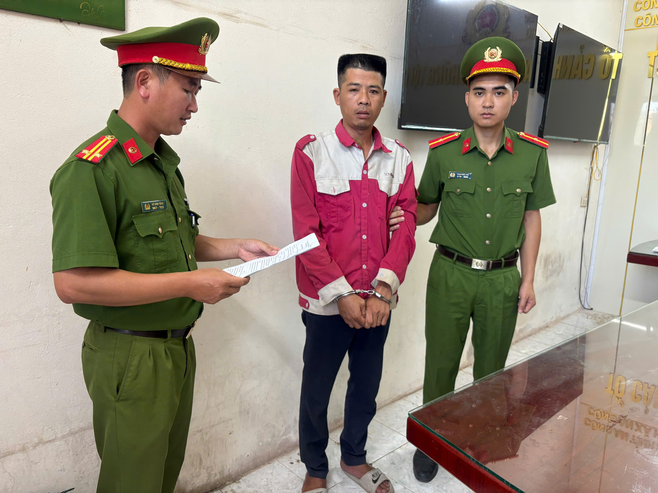 Công an xã Hưng Phú phối hợp phát hiện, bắt giữ, khởi tố đối tượng tàng trữ trái phép 21,4kg pháo nổ.
