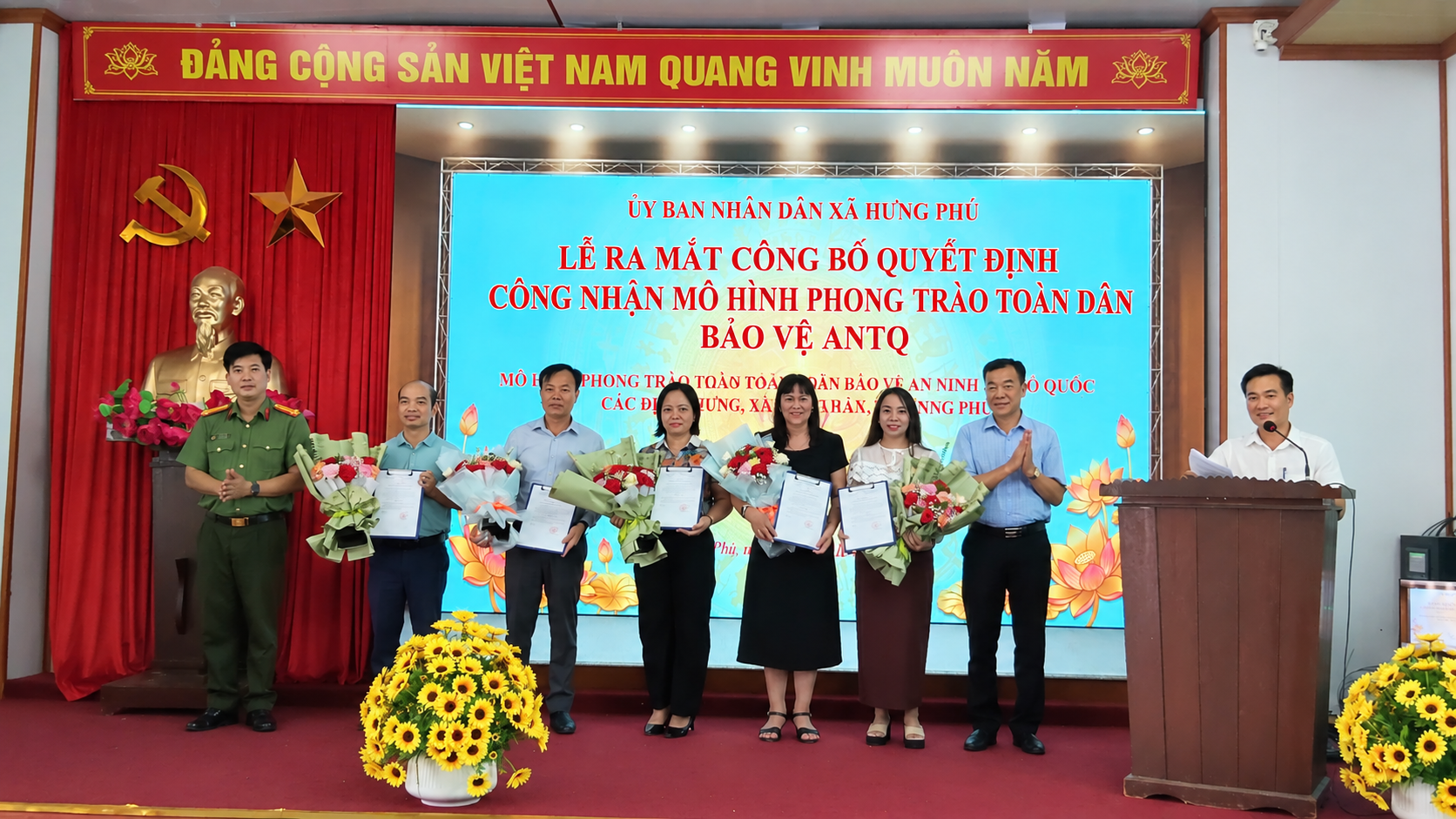 Công an xã Hưng Phú phối hợp tổ chức lễ công bố quyết định ra mắt, công nhận các mô hình phong trào toàn dân bảo vệ ANTQ.