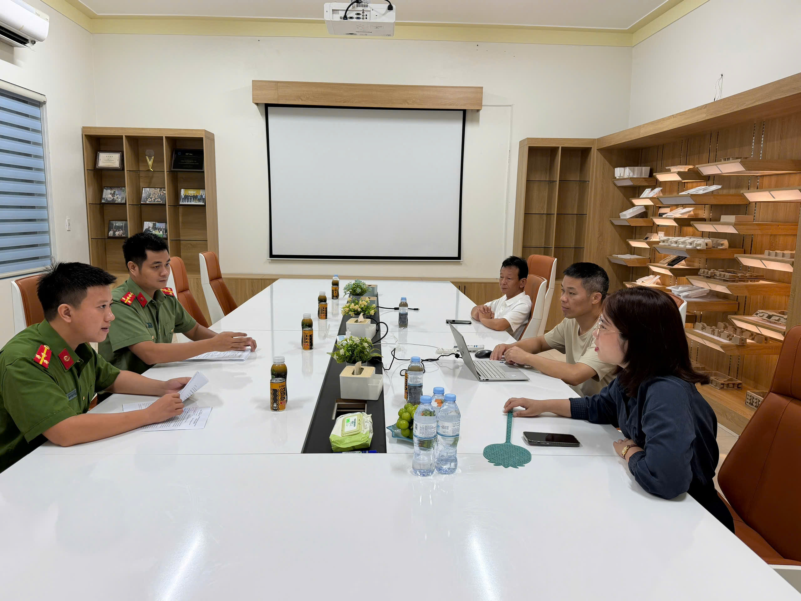Công an xã Khoái Châu hướng dẫn người nước ngoài cư trú trên địa bàn đăng ký tài khoản định danh điện tử