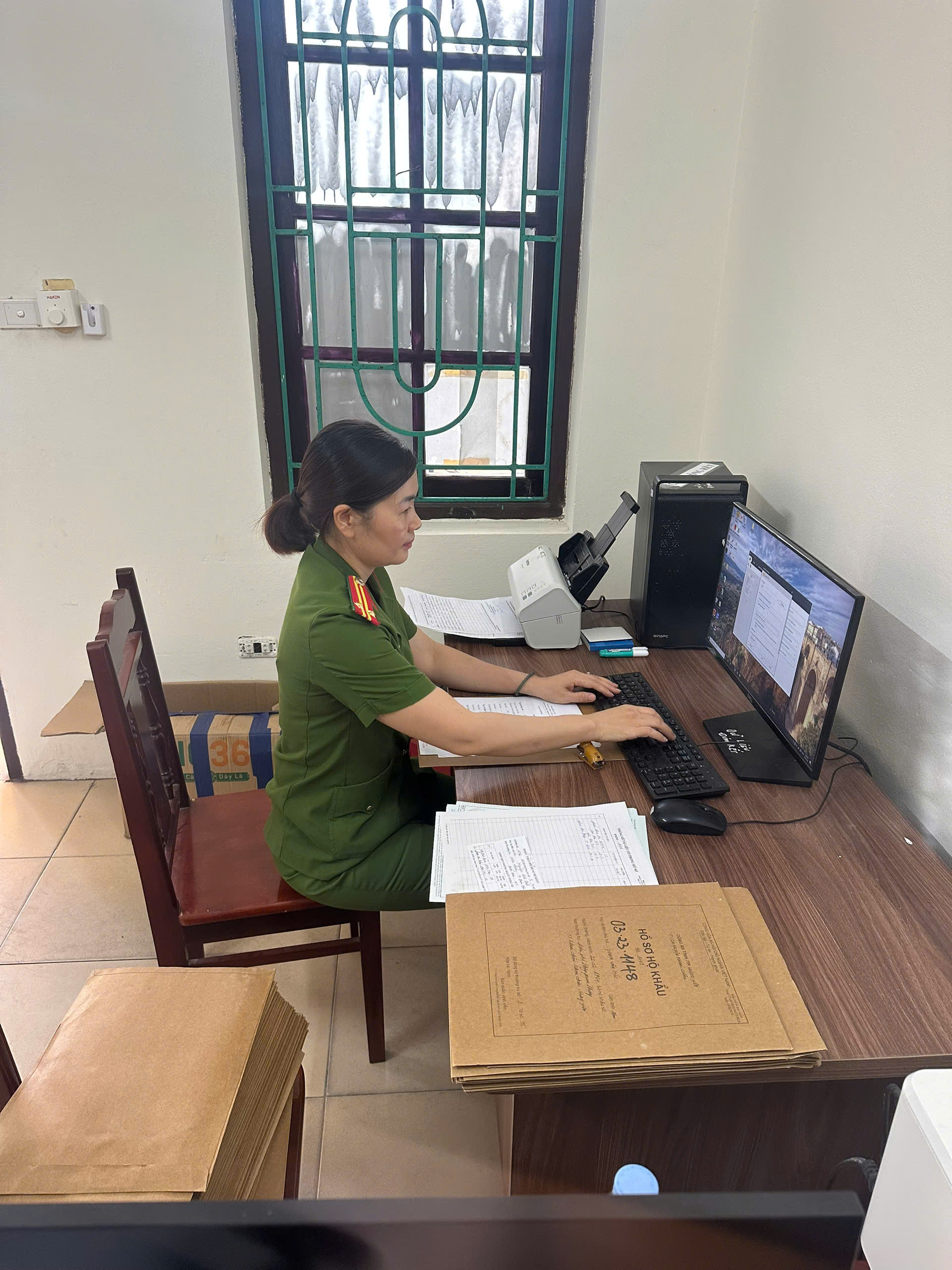Công an xã Khoái Châu đẩy mạnh số hoá tàng thư cư trú