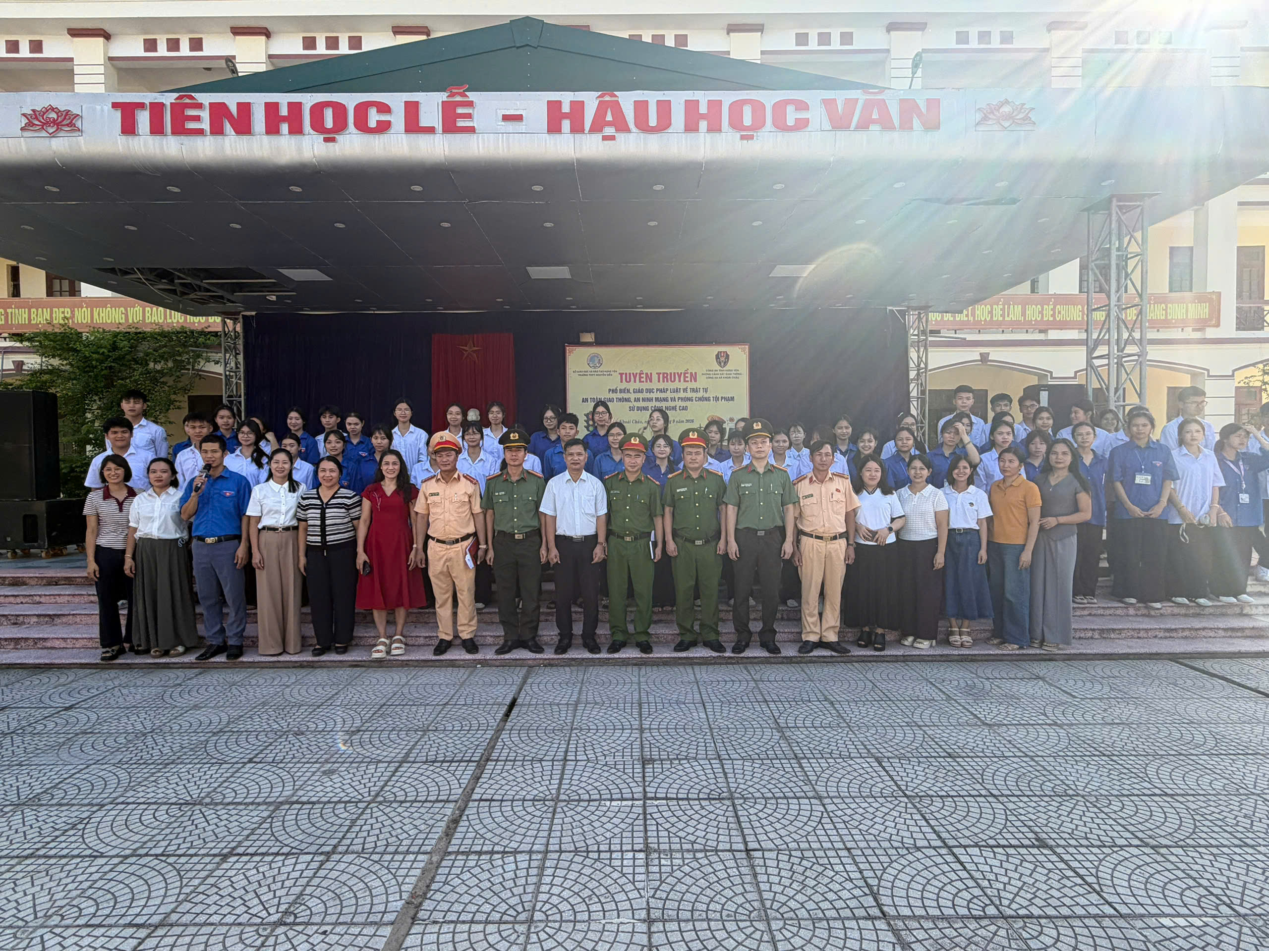 Công an xã Khoái Châu phối hợp tuyên truyền pháp luật cho 1366 giáo viên và học sinh Trường THPT Nguyễn Siêu