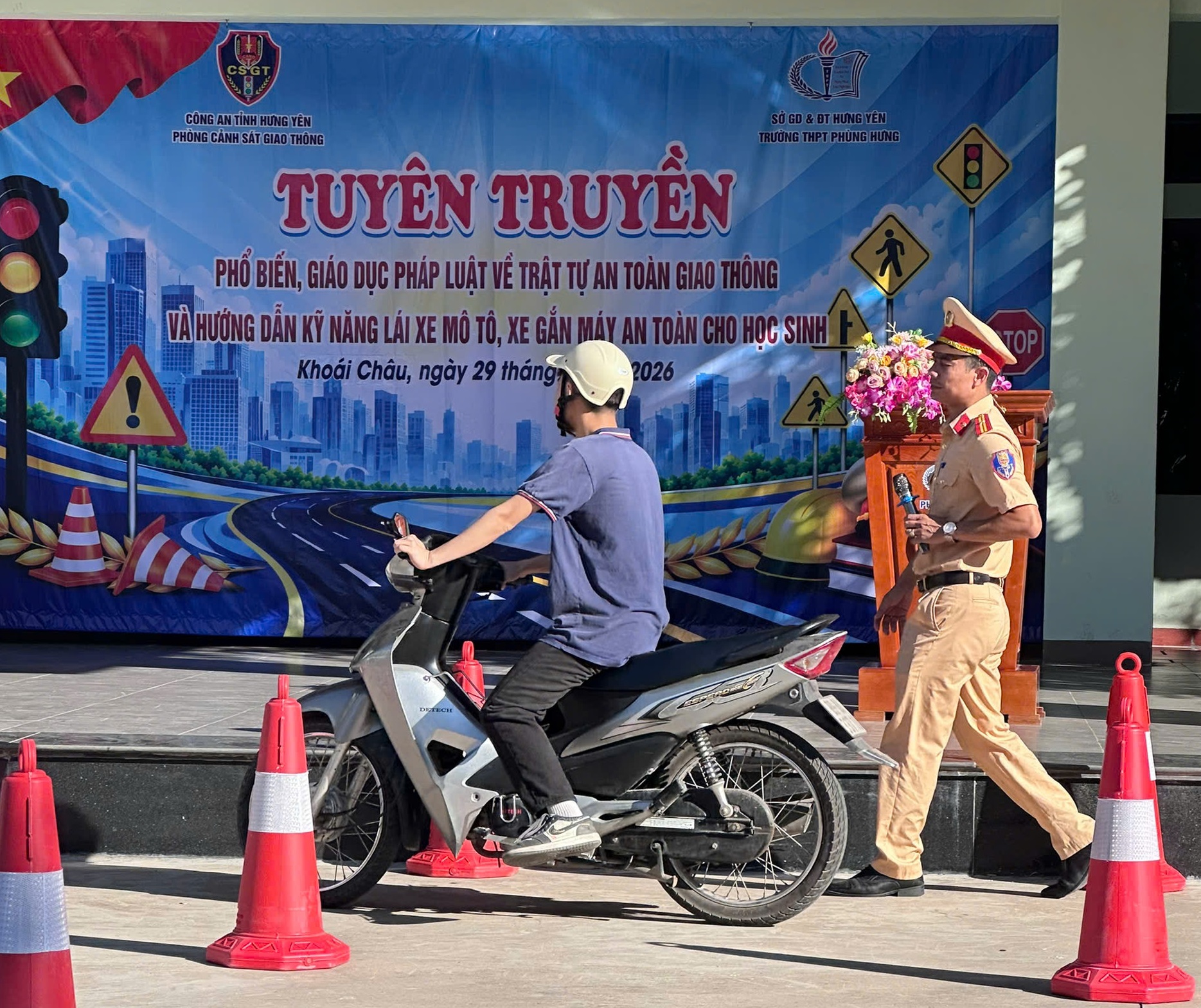Công an xã Khoái Châu phối hợp  tuyên truyền, phổ biến, giáo dục pháp luật về trật tự, an toàn giao thông và hướng dẫn kỹ năng lái xe mô tô, xe gắn máy an toàn cho học sinh