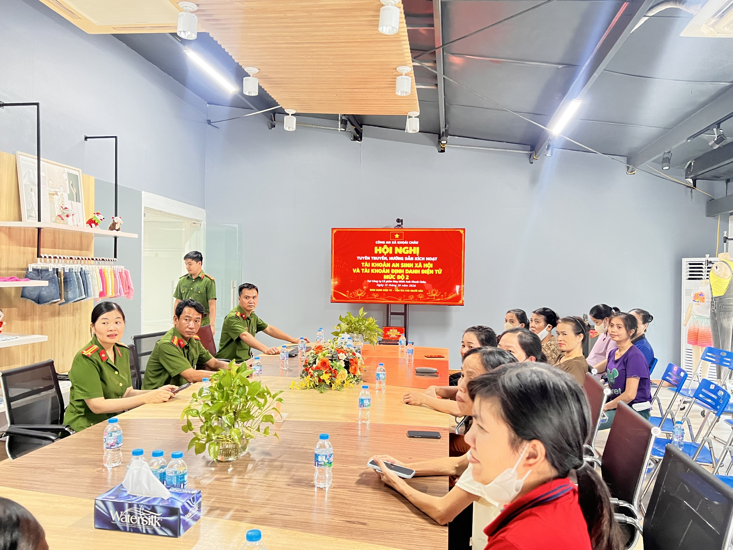 Công an xã Khoái Châu tổ chức hội nghị tuyên truyền, hướng dẫn đăng ký, kích hoạt tài khoản an sinh xã hội và tài khoản định danh điện tử mức độ 2 tại Công ty may Minh Anh.
