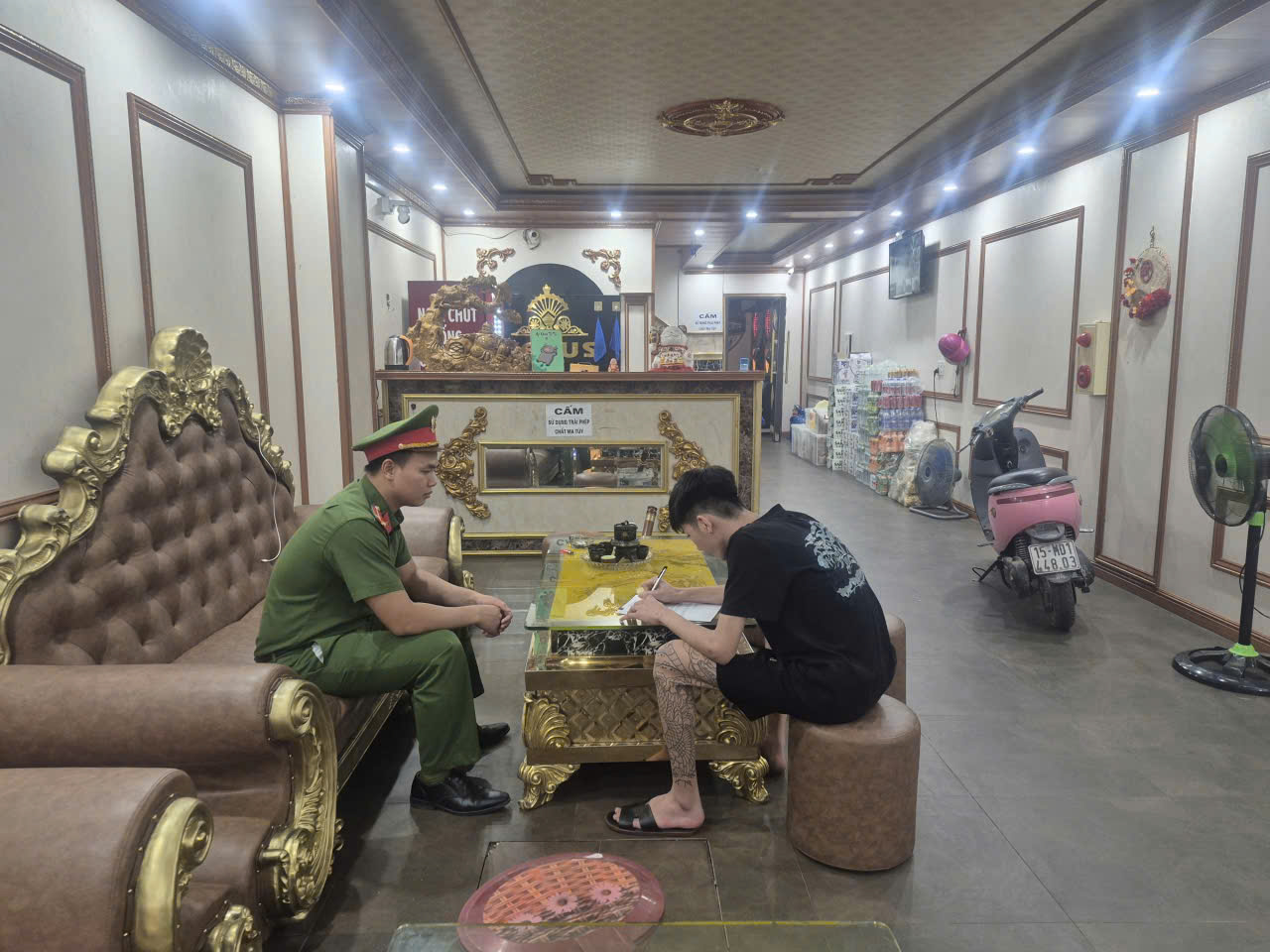 Công an xã Khoái Châu siết chặt quản lý cơ sở kinh doanh có điều kiện, phòng ngừa tệ nạn xã hội