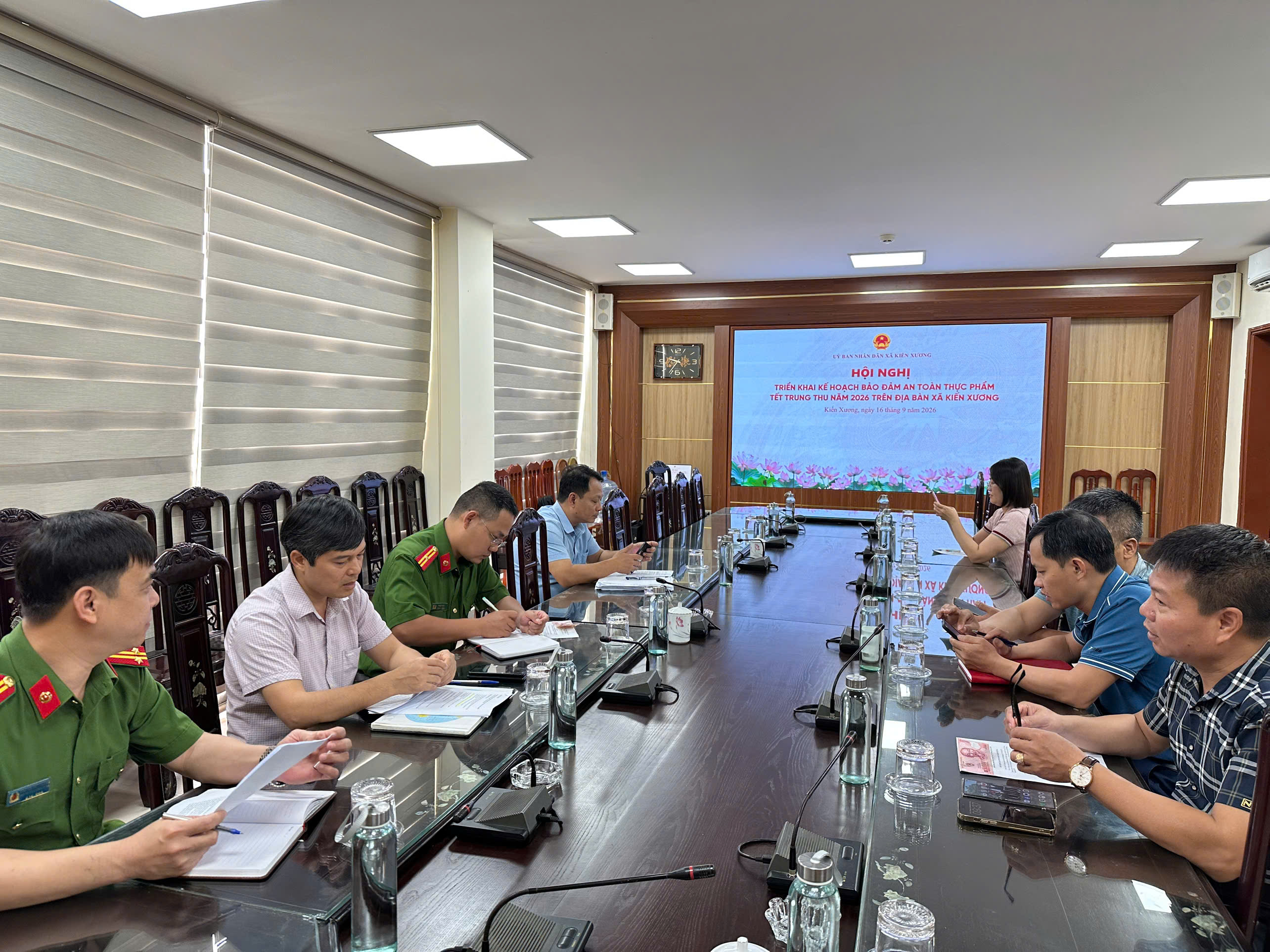 Công an xã Kiến Xương tham mưu UBND xã triển khai Kế hoạch bảo đảm an toàn thực phẩm dịp Tết Trung thu năm 2026