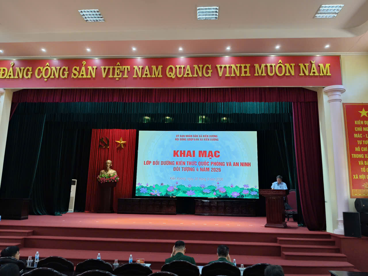 Công an xã Kiến Xương phối hợp với Ban Chỉ huy Quân sự xã tham mưu Hội đồng Giáo dục quốc phòng và an ninh xã Kiến Xương tổ chức lớp bồi dưỡng kiến thức quốc phòng và an ninh cho đối tượng 4 trên địa bàn xã.