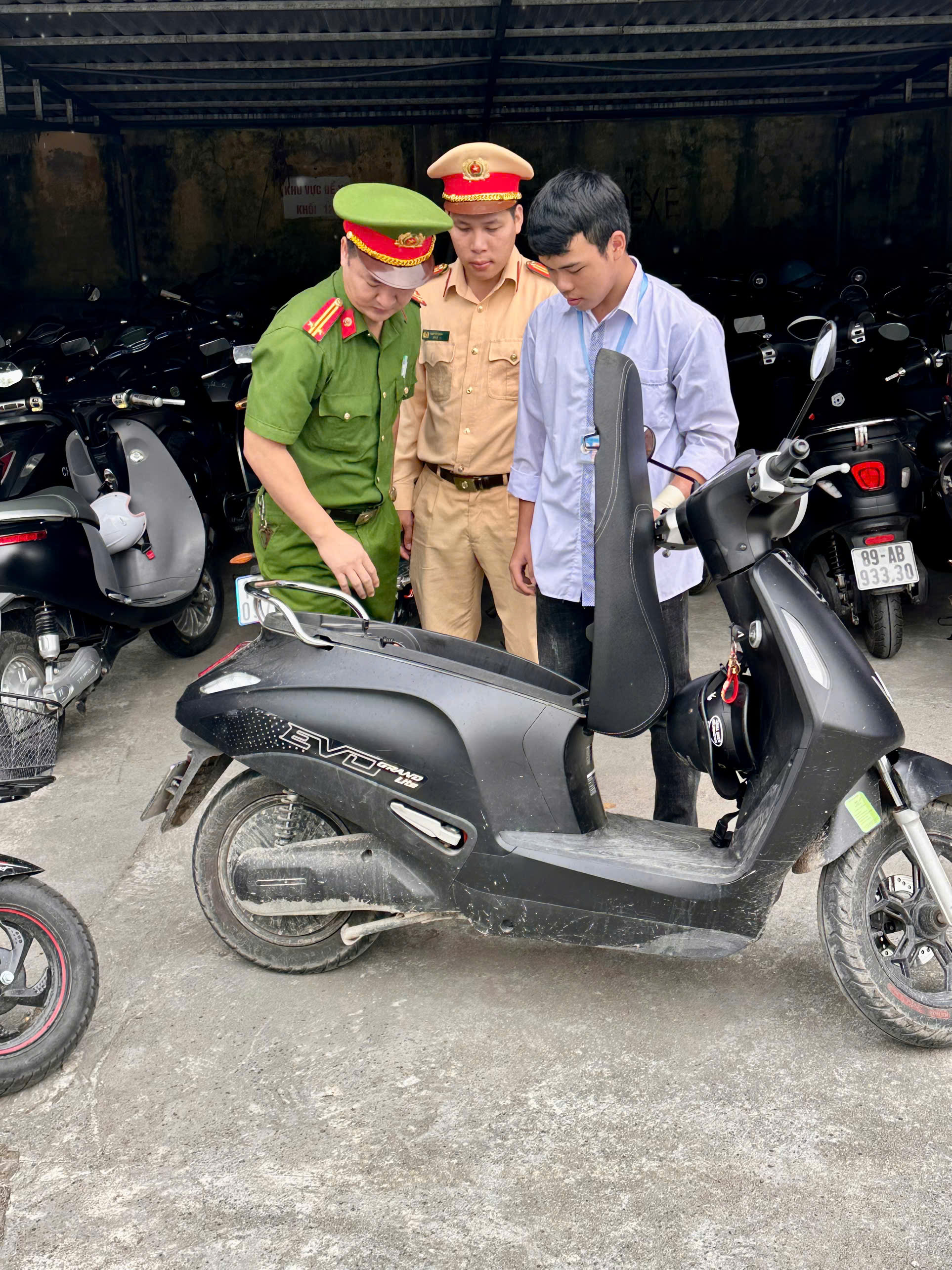 Công an xã Kiến Xương phối hợp tuyên truyền Luật Giao thông đường bộ và phòng, chống bạo lực học đường