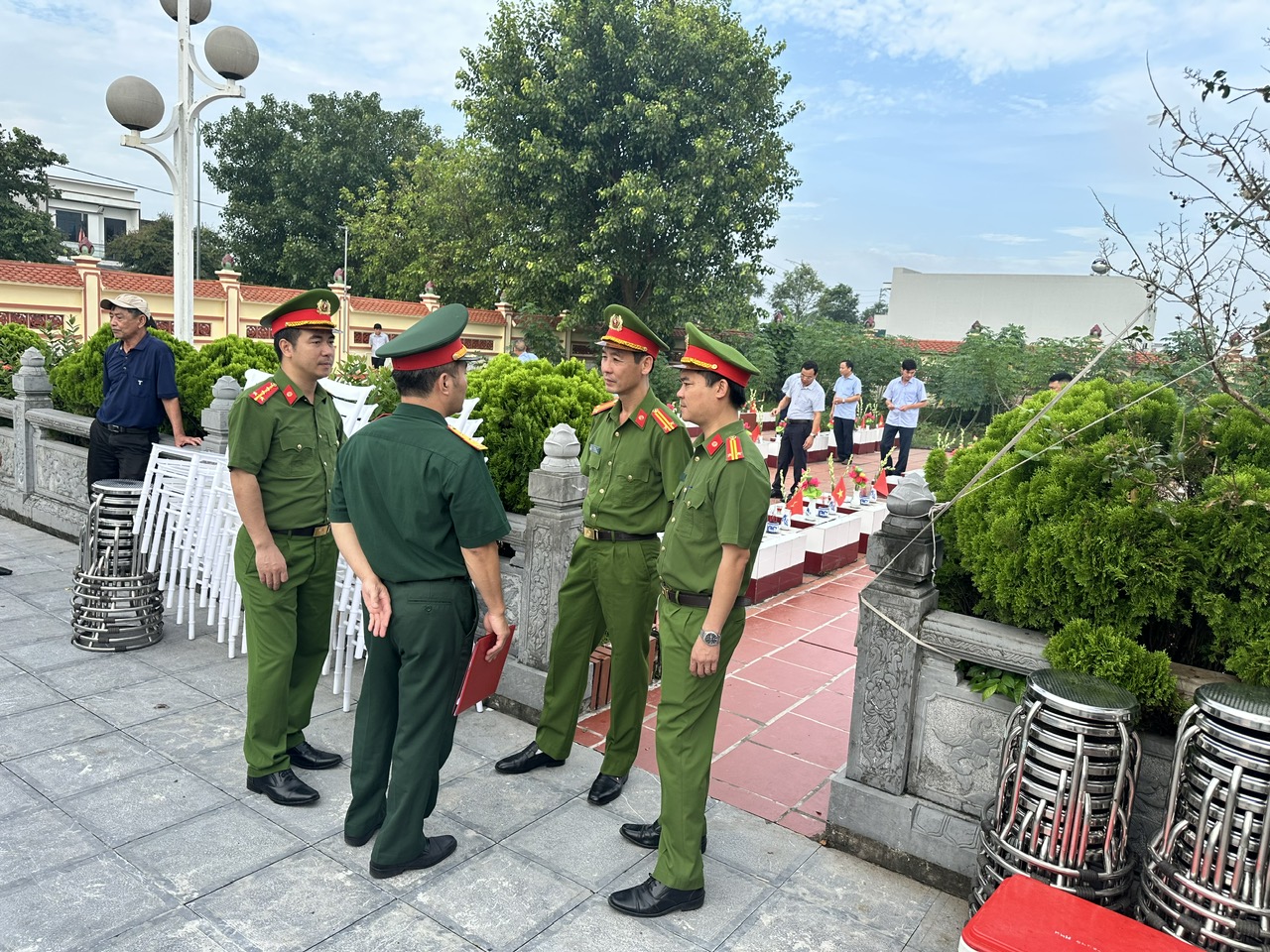 Công an xã Kiến Xương bảo đảm ANTT trong thời gian tổ chức lấy mẫu hài cốt liệt sĩ chưa xác định thông tin phục vụ giám định ADN