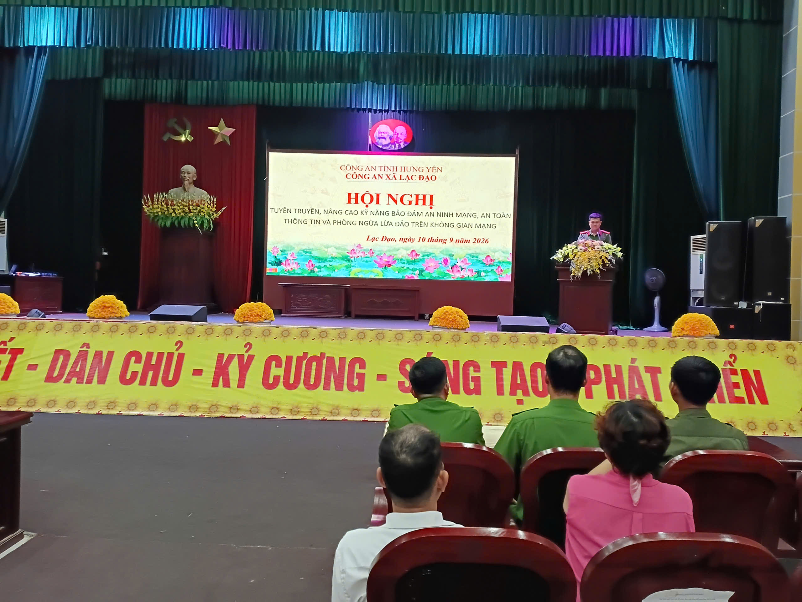 Công an xã Lạc Đạo tuyên truyền kỹ năng phòng, chống lừa đảo trên không gian mạng