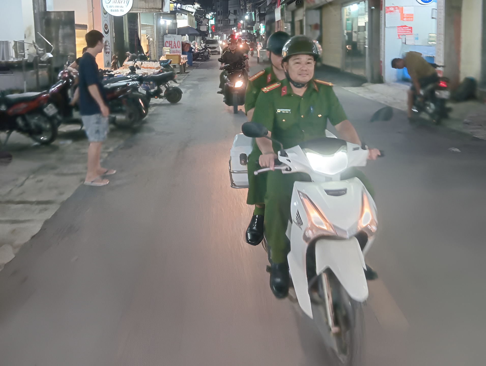 Công an xã Lạc Đạo tăng cường lực lượng bảo đảm ANTT, TTATGT trong đêm chung kết ASEAN Cup 2026