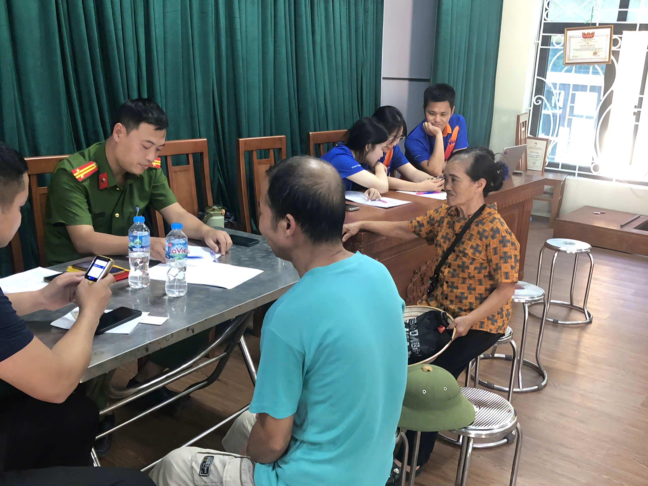 Công an xã Lạc Đạo đẩy mạnh phối hợp mở tài khoản ngân hàng, tích hợp tài khoản an sinh xã hội trên VNeID cho người dân