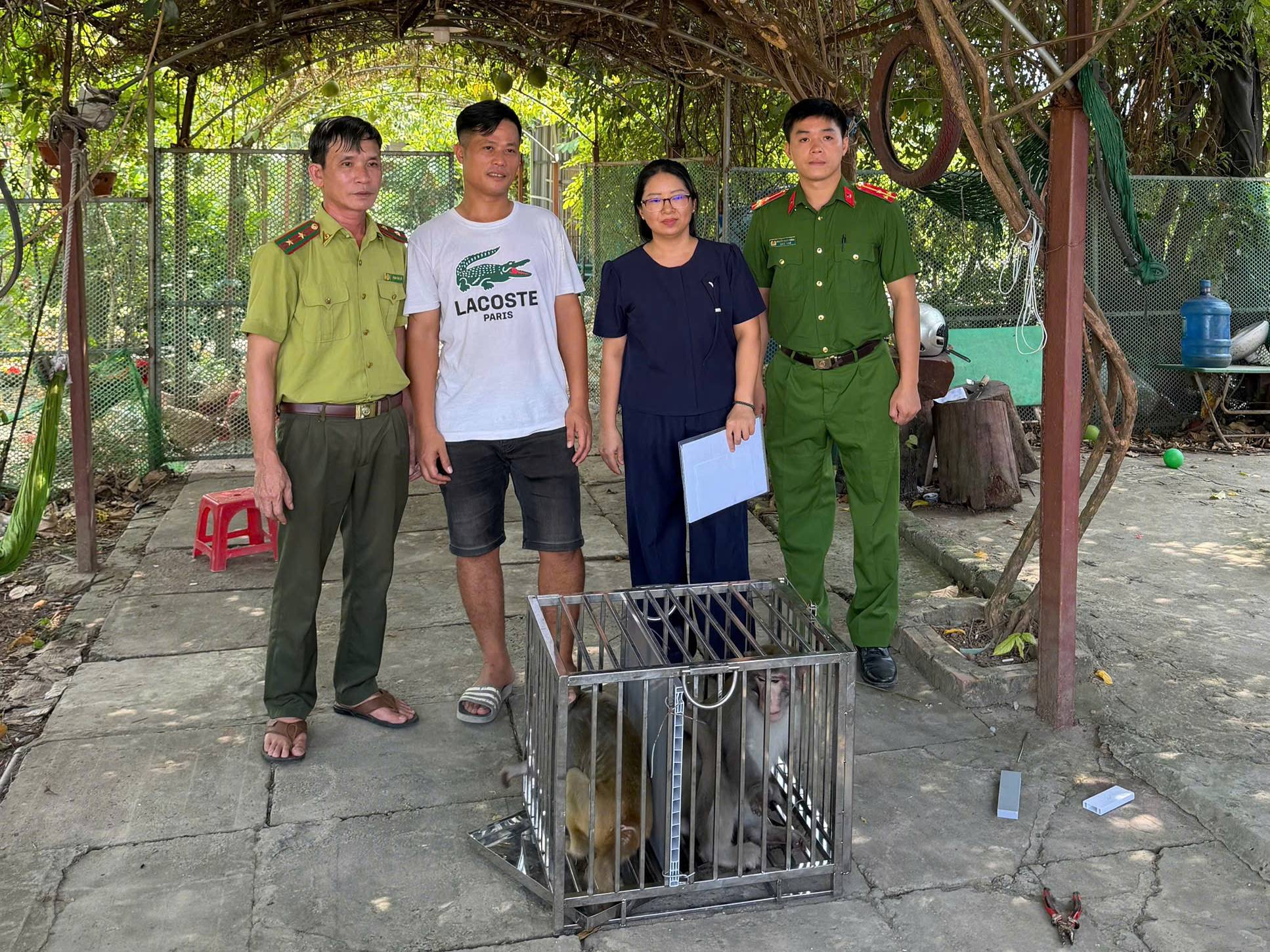 Công an xã Lạc Đạo bàn giao hai cá thể khỉ cho cơ quan Kiểm lâm