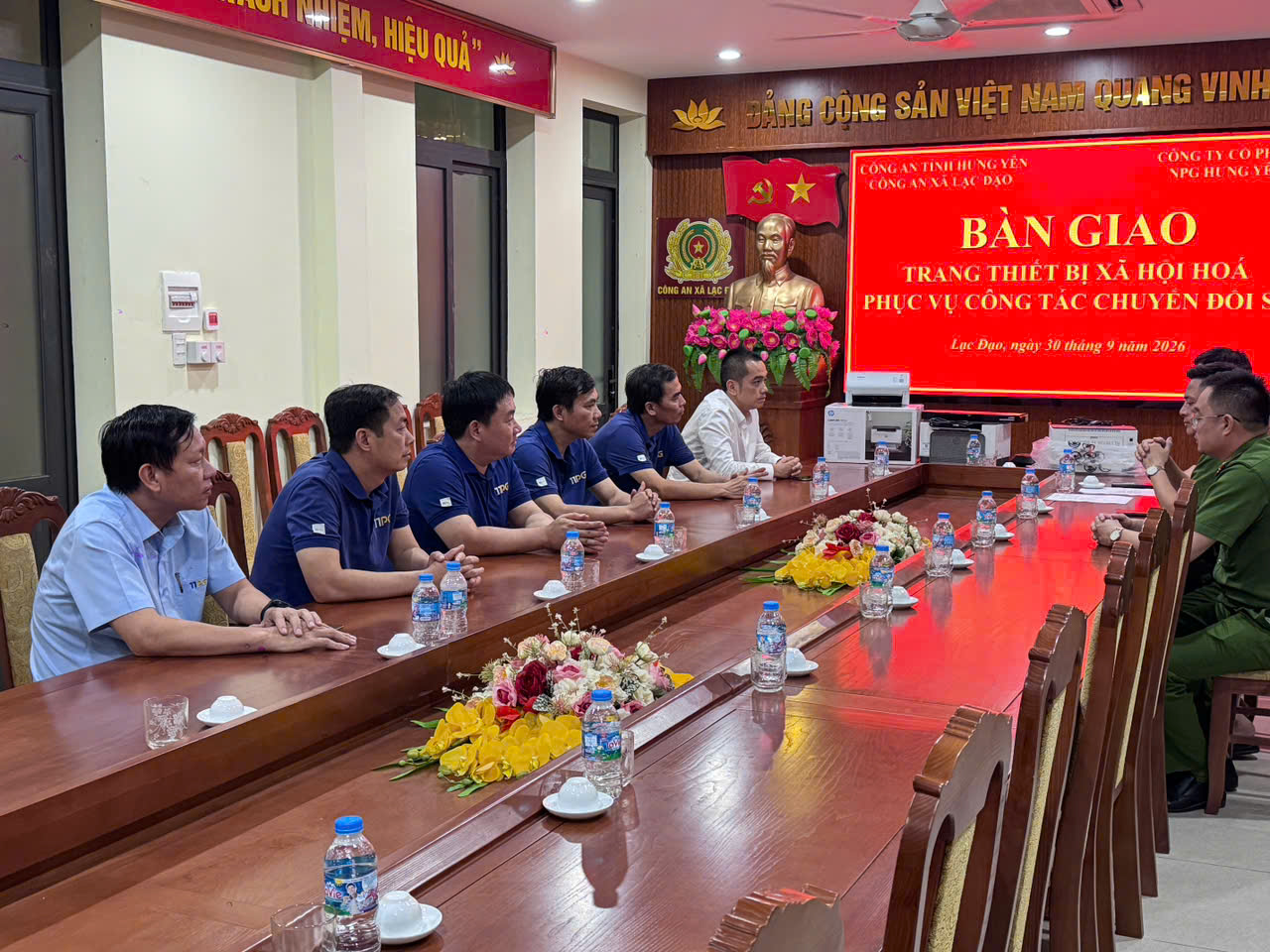 Công an xã Lạc Đạo tiếp nhận một số trang thiết bị phục vụ chuyển đổi số từ nguồn xã hội hóa