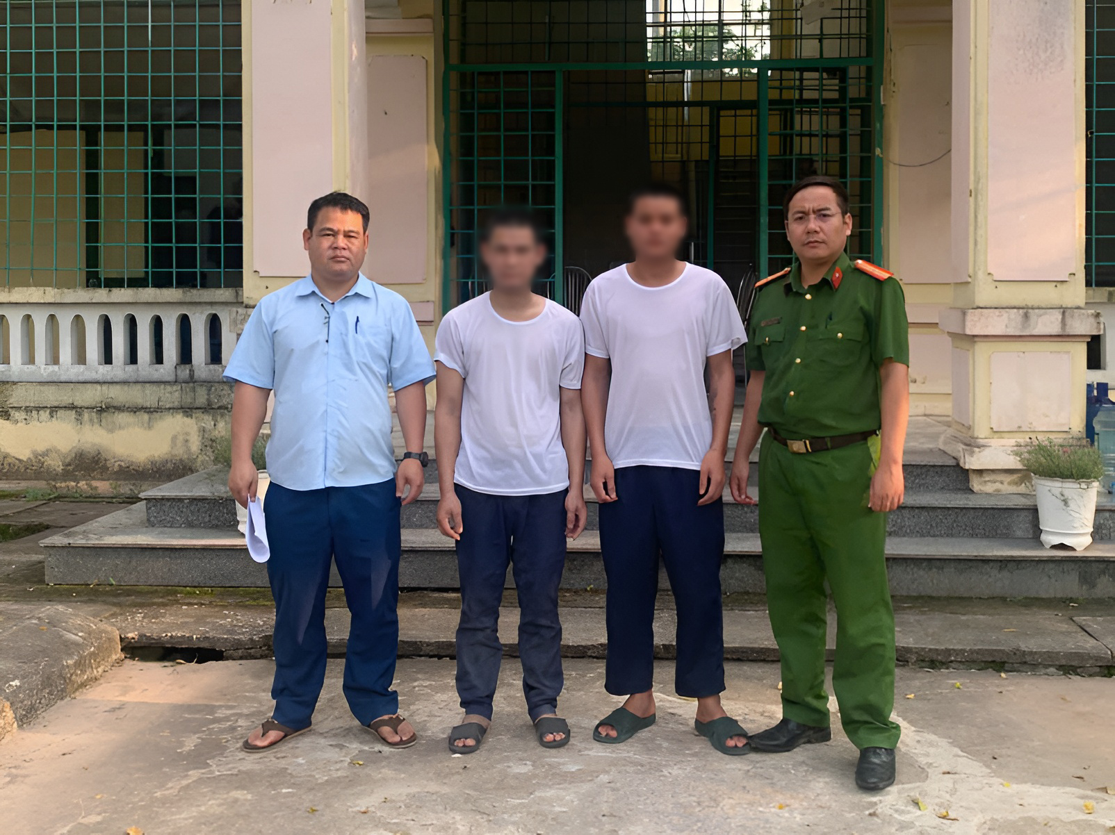 Công an xã Lạc Đạo thi hành Quyết định đưa 02 người nghiện ma túy đi cai nghiện bắt buộc
